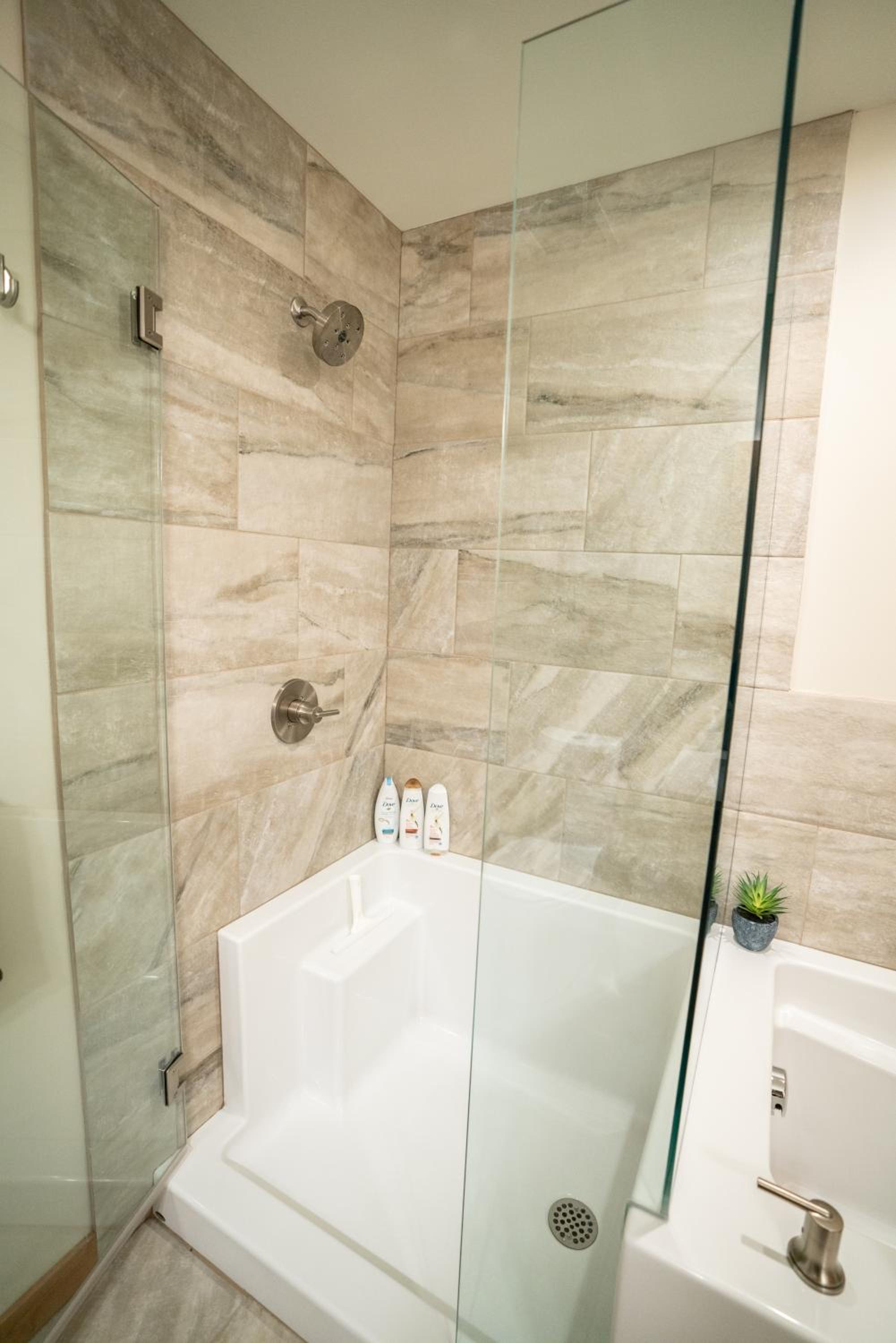 Luxury 1BR King Suite Hot Tub Couple Retreat Central Bridgette Bar