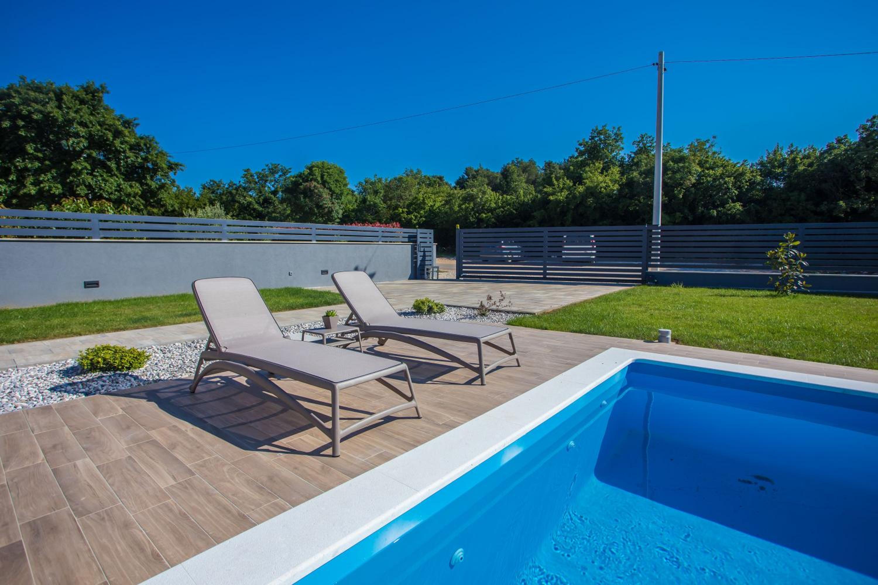 Villa Tiffany with private pool and garden view 4