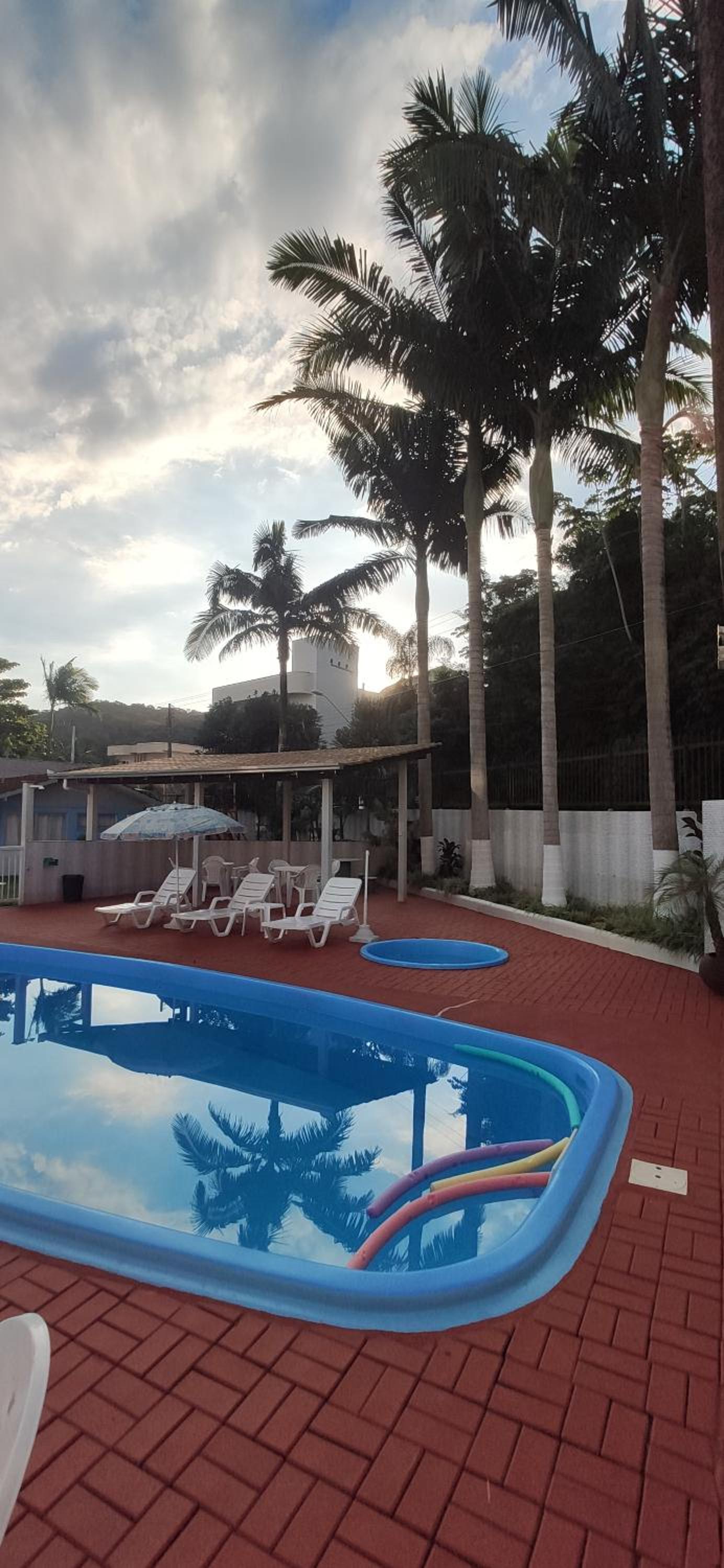 KIT 5 - Estúdio com churrasqueira piscina ar wifI vaga cozinha
