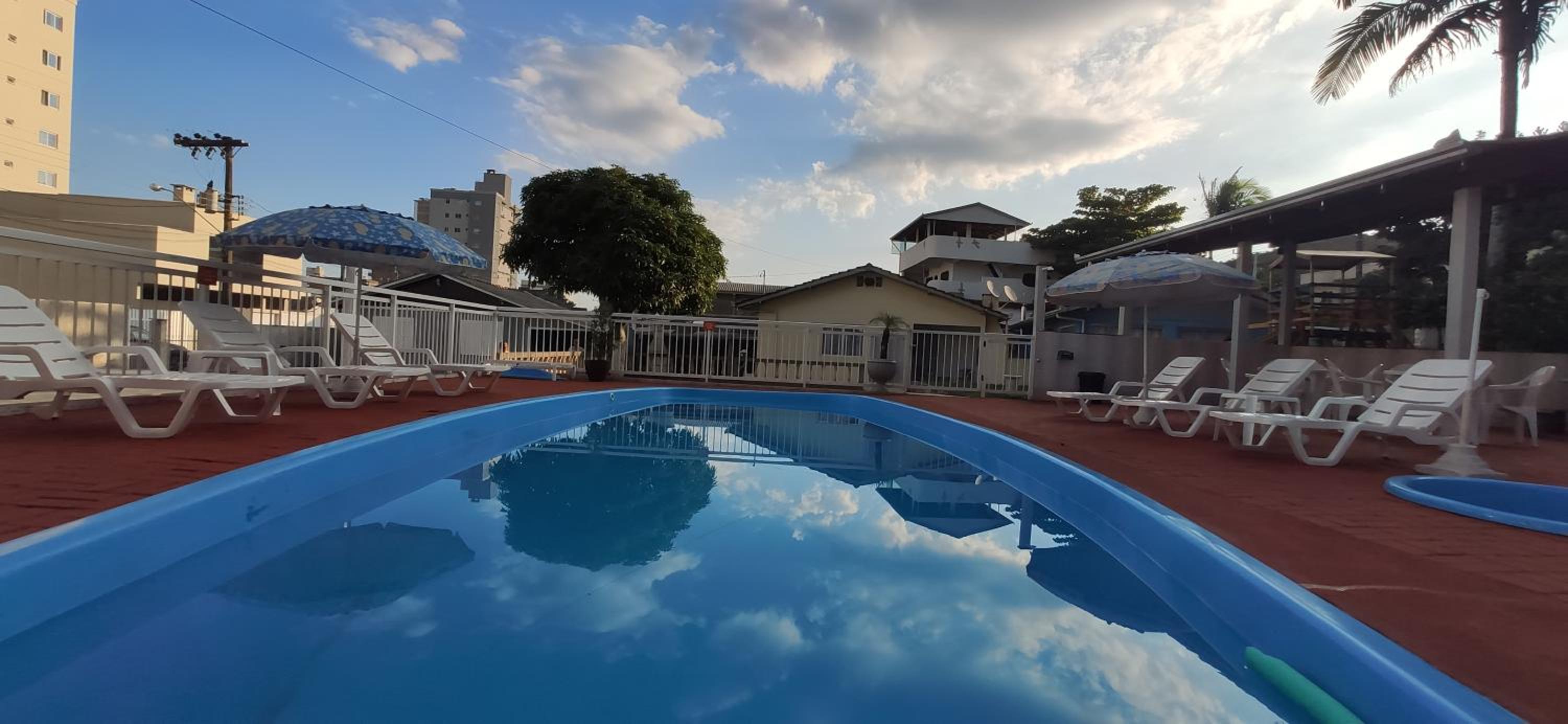 KIT 5 - Estúdio com churrasqueira piscina ar wifI vaga cozinha