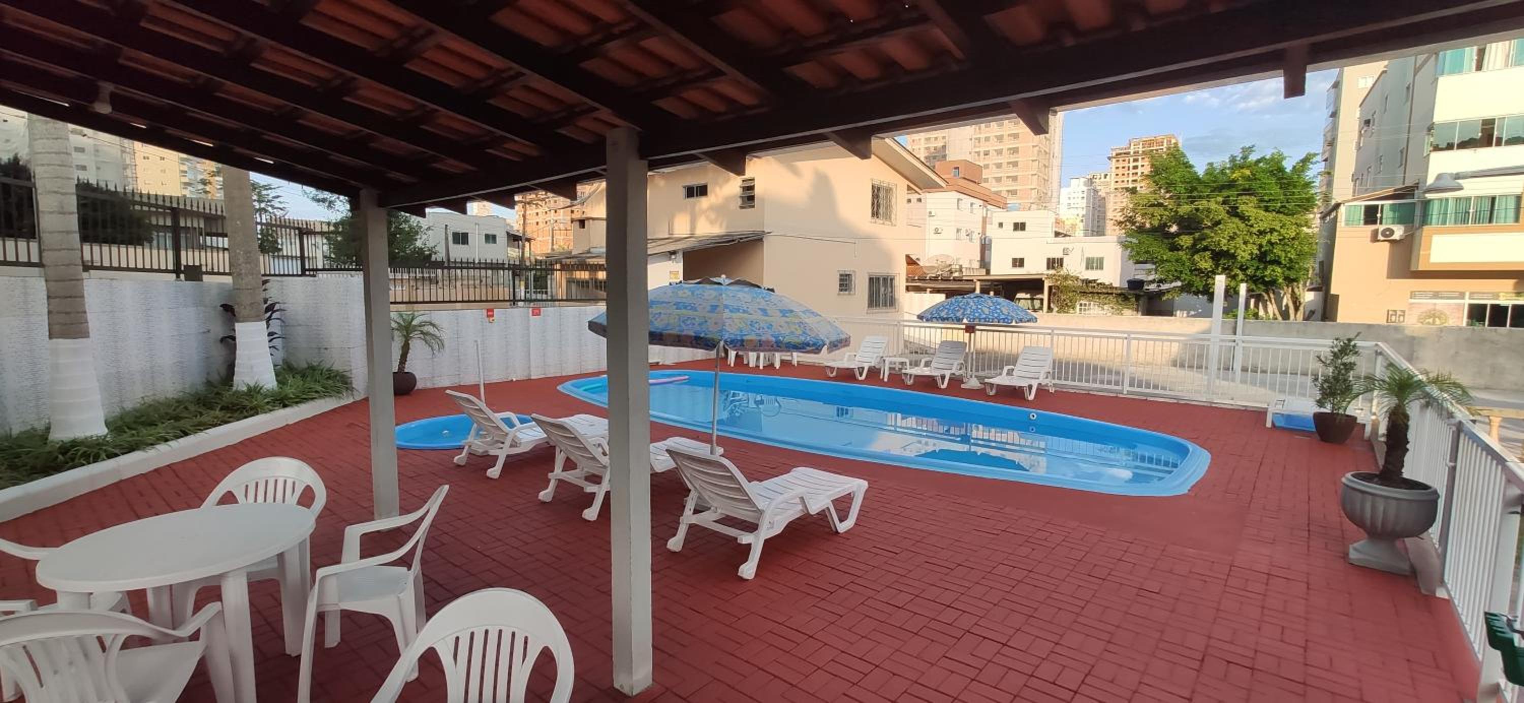 KIT 5 - Estúdio com churrasqueira piscina ar wifI vaga cozinha