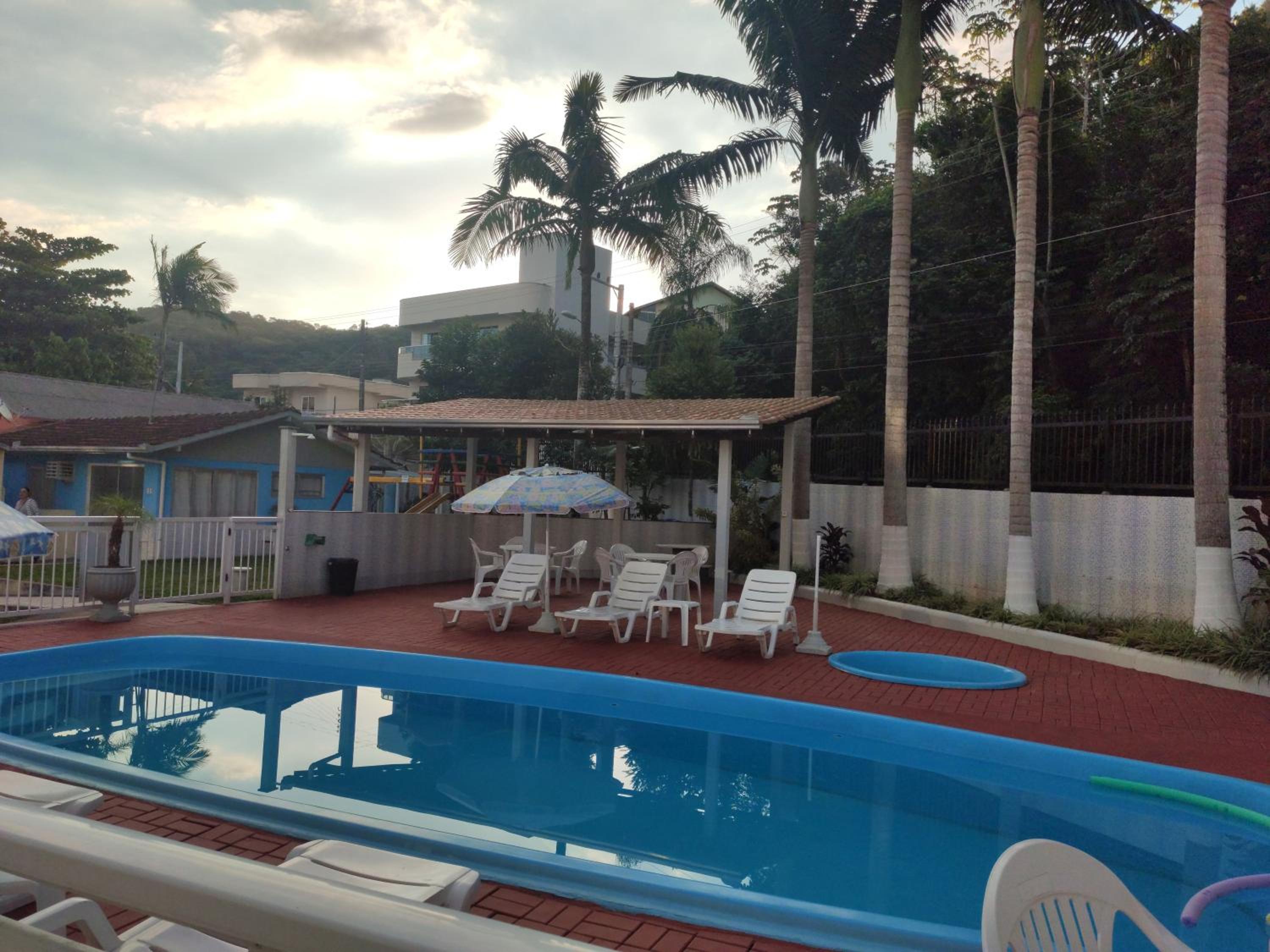 KIT 5 - Estúdio com churrasqueira piscina ar wifI vaga cozinha