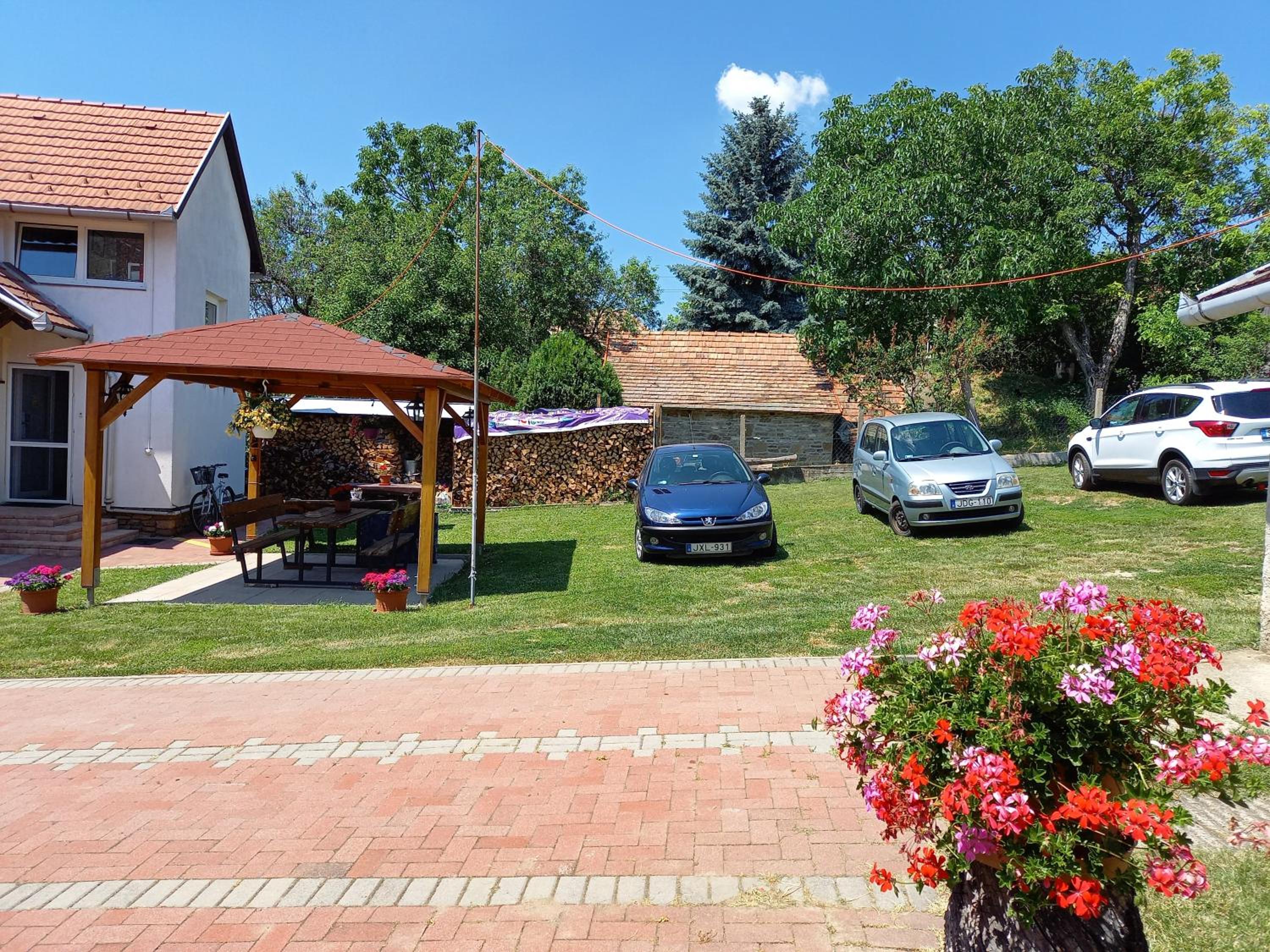 Photo 10