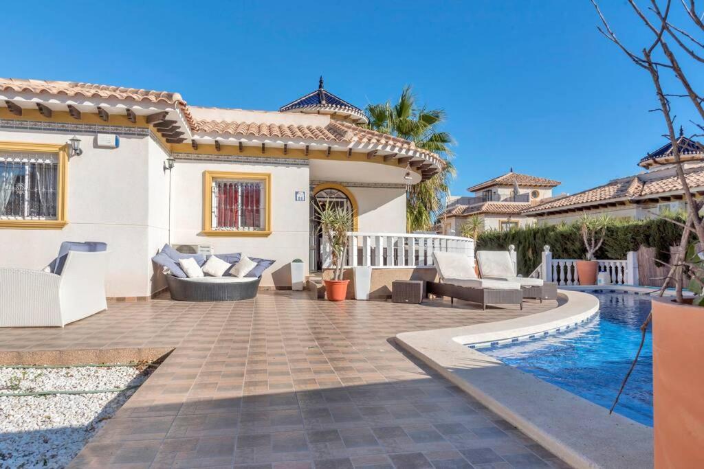Stunning five bedroom Villa with fabulous swimming pool. photo 1