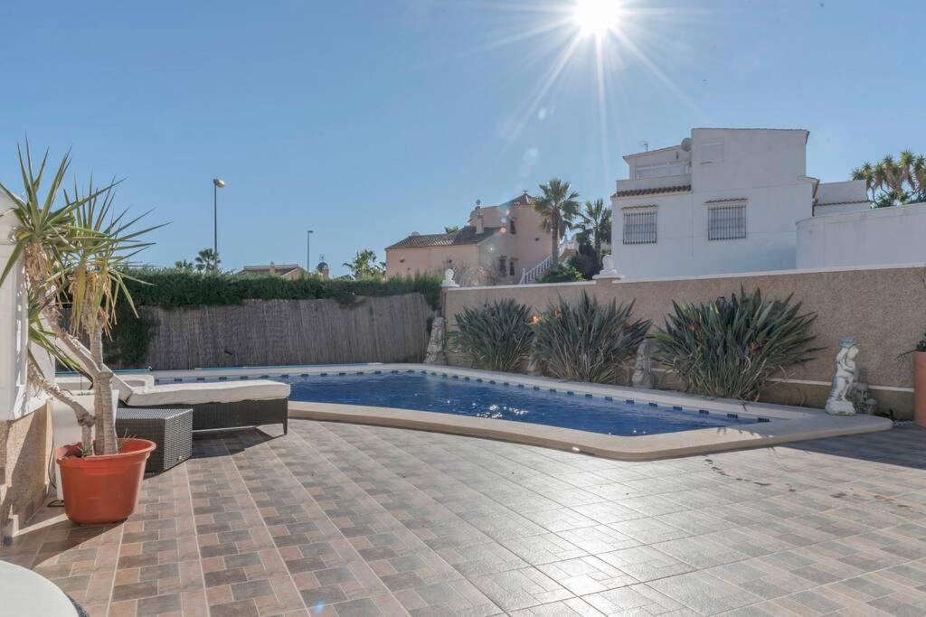 Stunning five bedroom Villa with fabulous swimming pool. photo 3