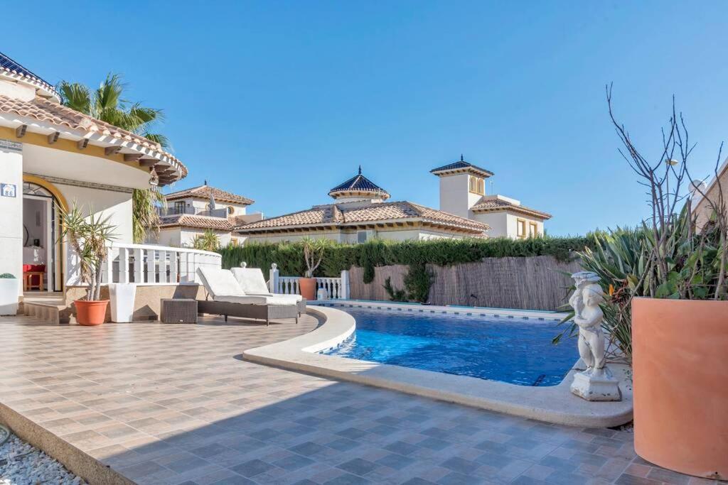 Stunning five bedroom Villa with fabulous swimming pool. photo 2