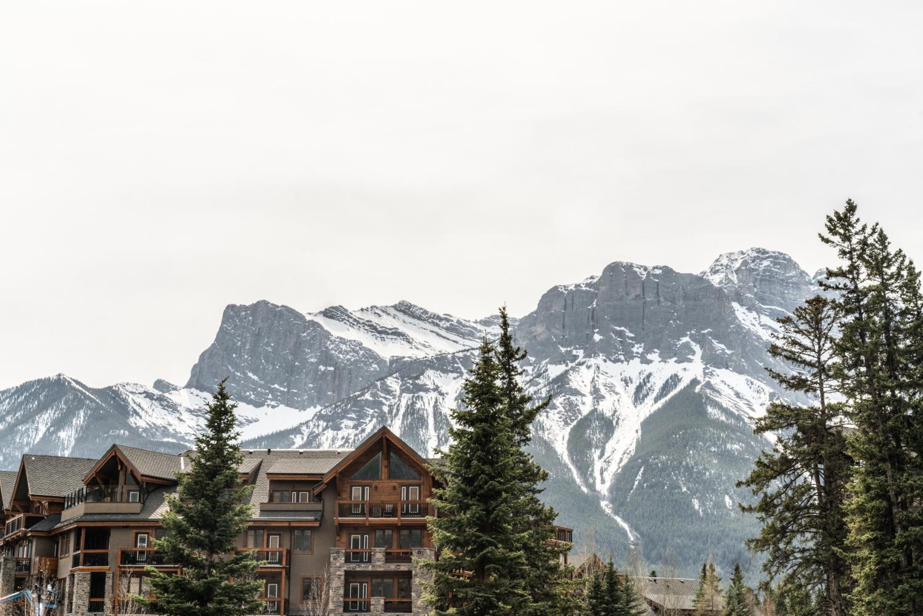 Luxury Mountain Haven Views Hot Tub Patio Spacious Quiet Central