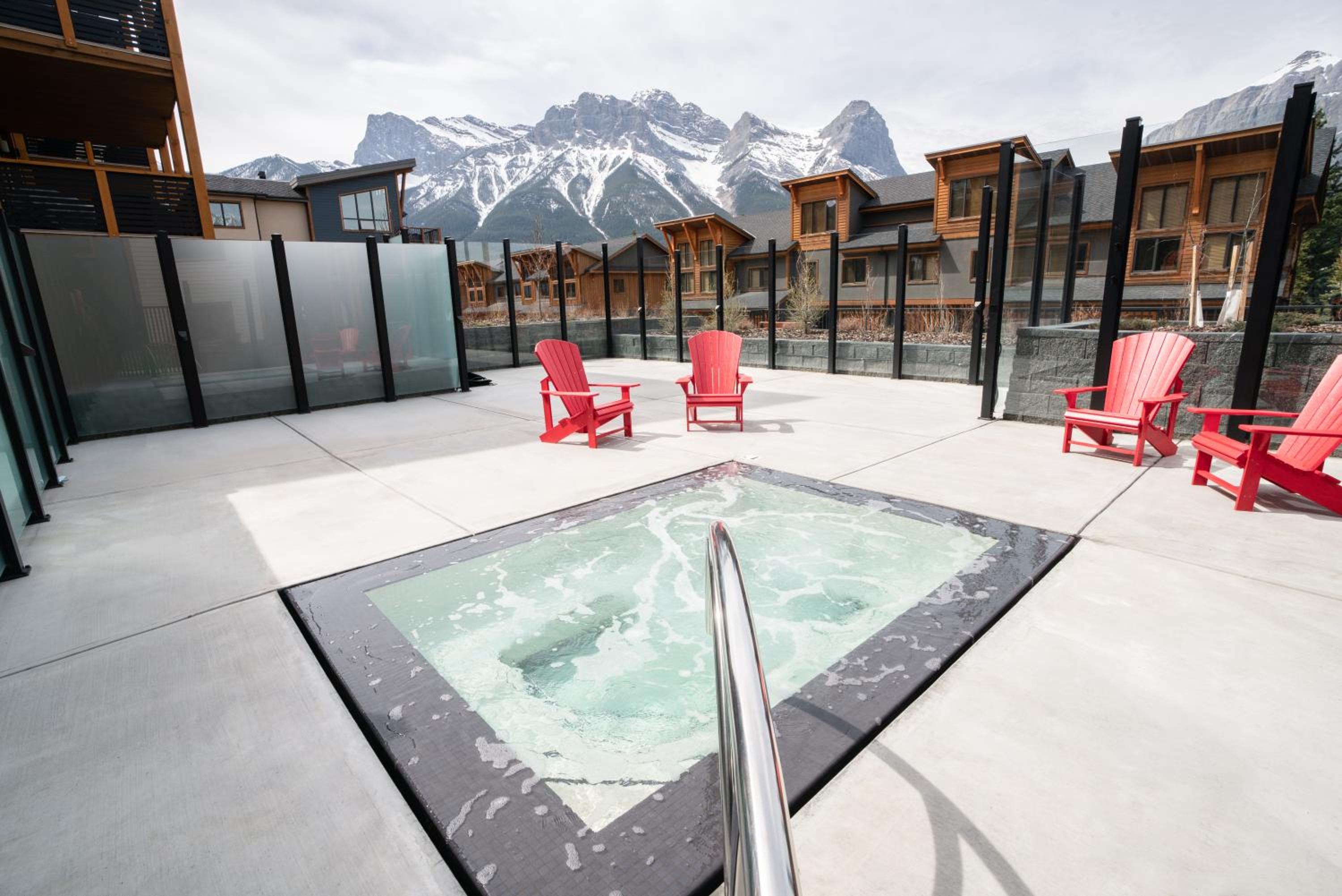 Luxury Mountain Haven Views Hot Tub Patio Spacious Quiet Central