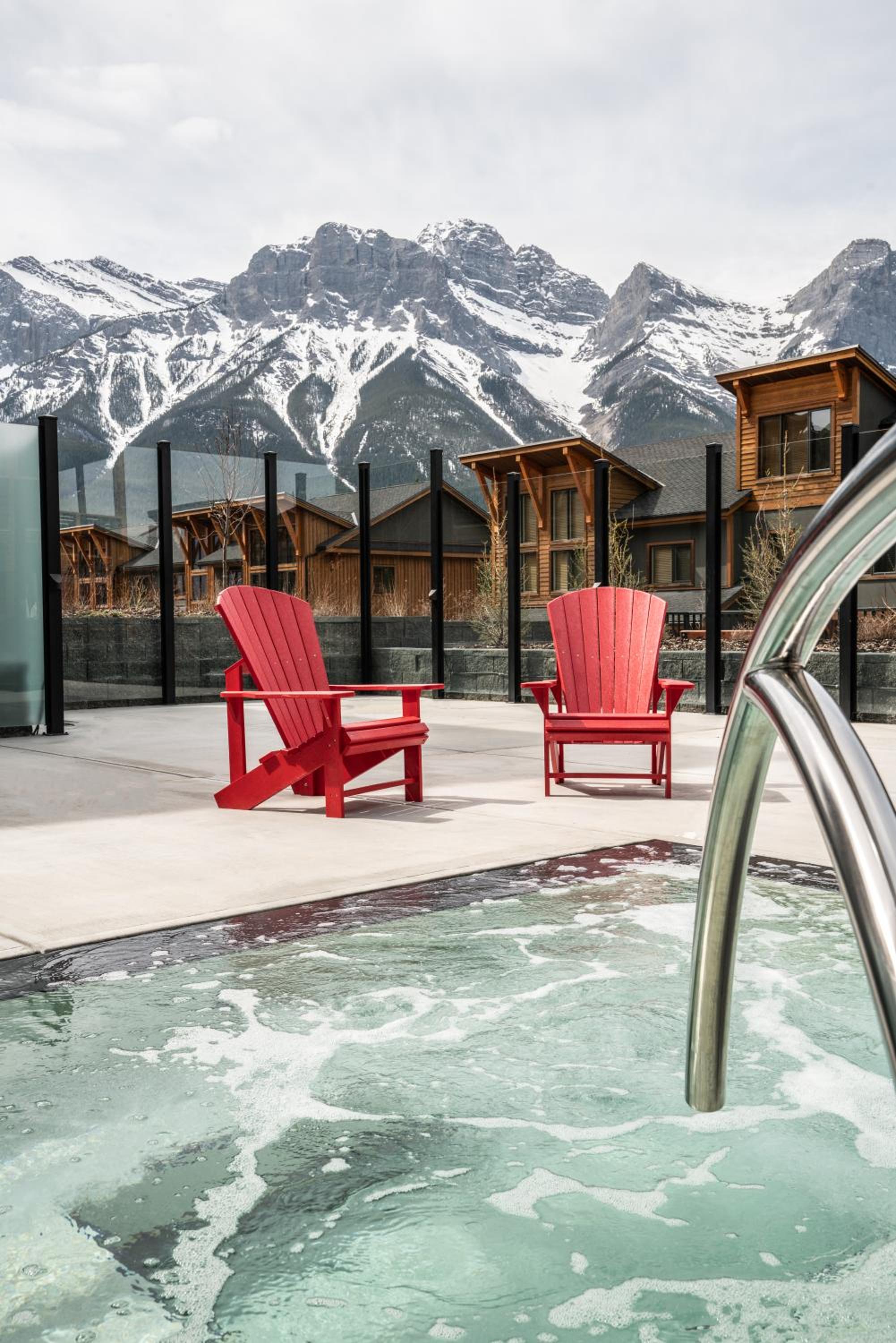 Luxury Mountain Haven Views Hot Tub Patio Spacious Quiet Central