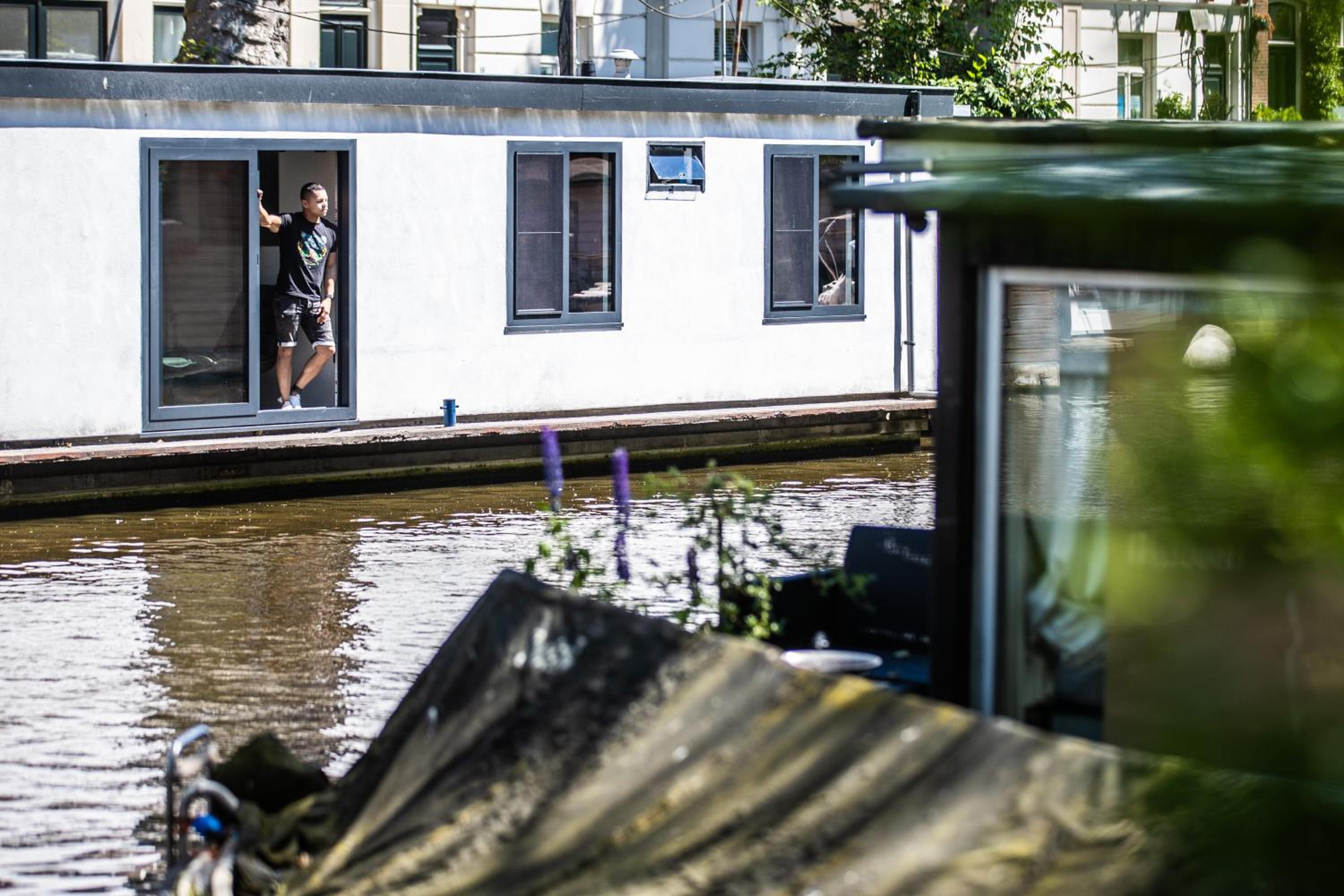 Amsterdam-Houseboat-Amstel