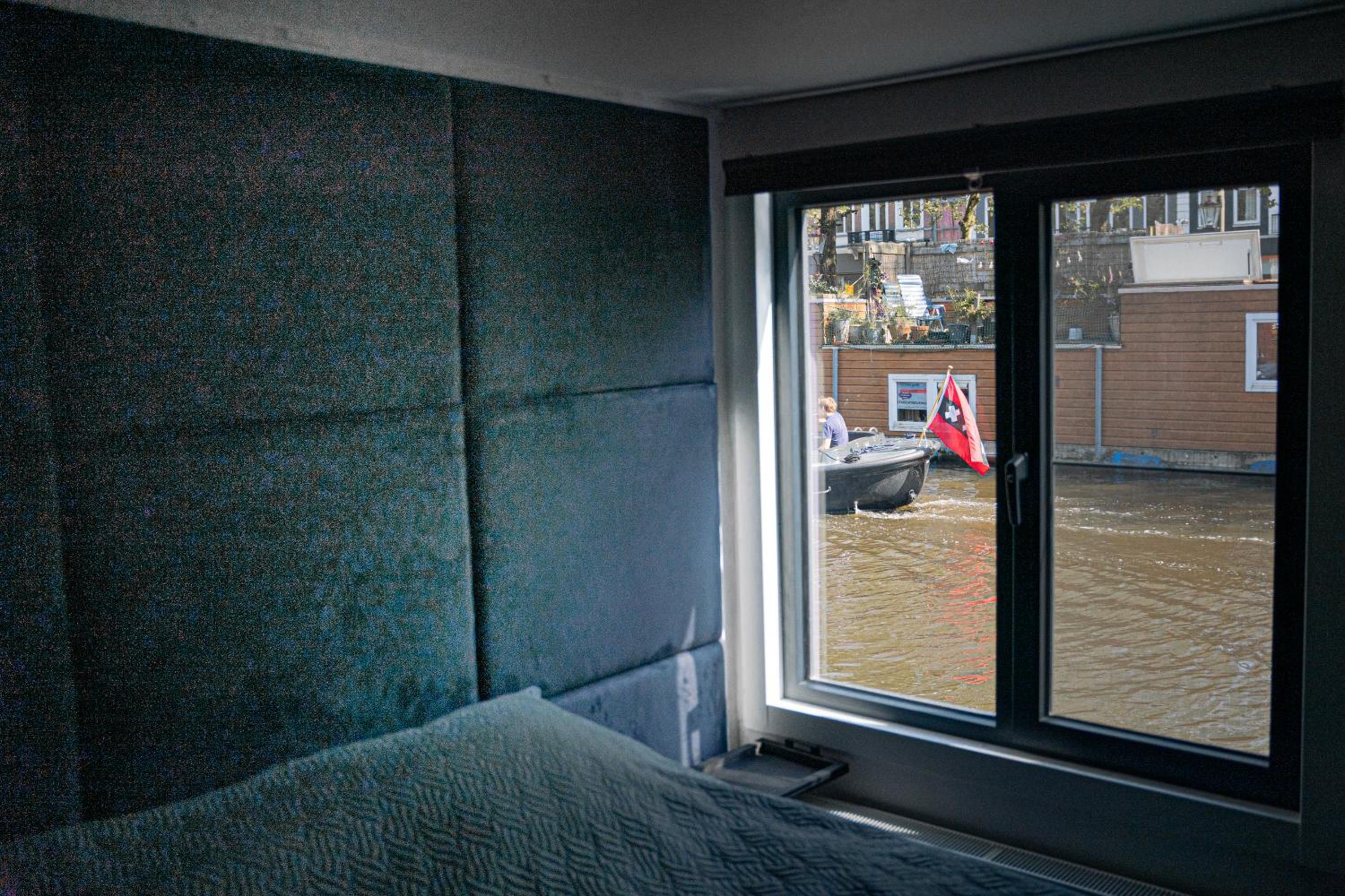 Amsterdam-Houseboat-Amstel