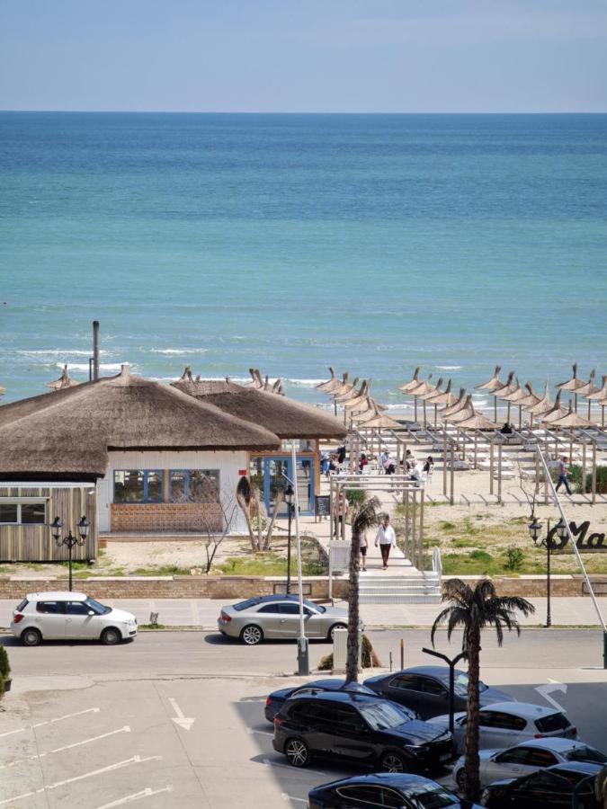 Apartament pe plaja cu vedere laterala la mare view 2