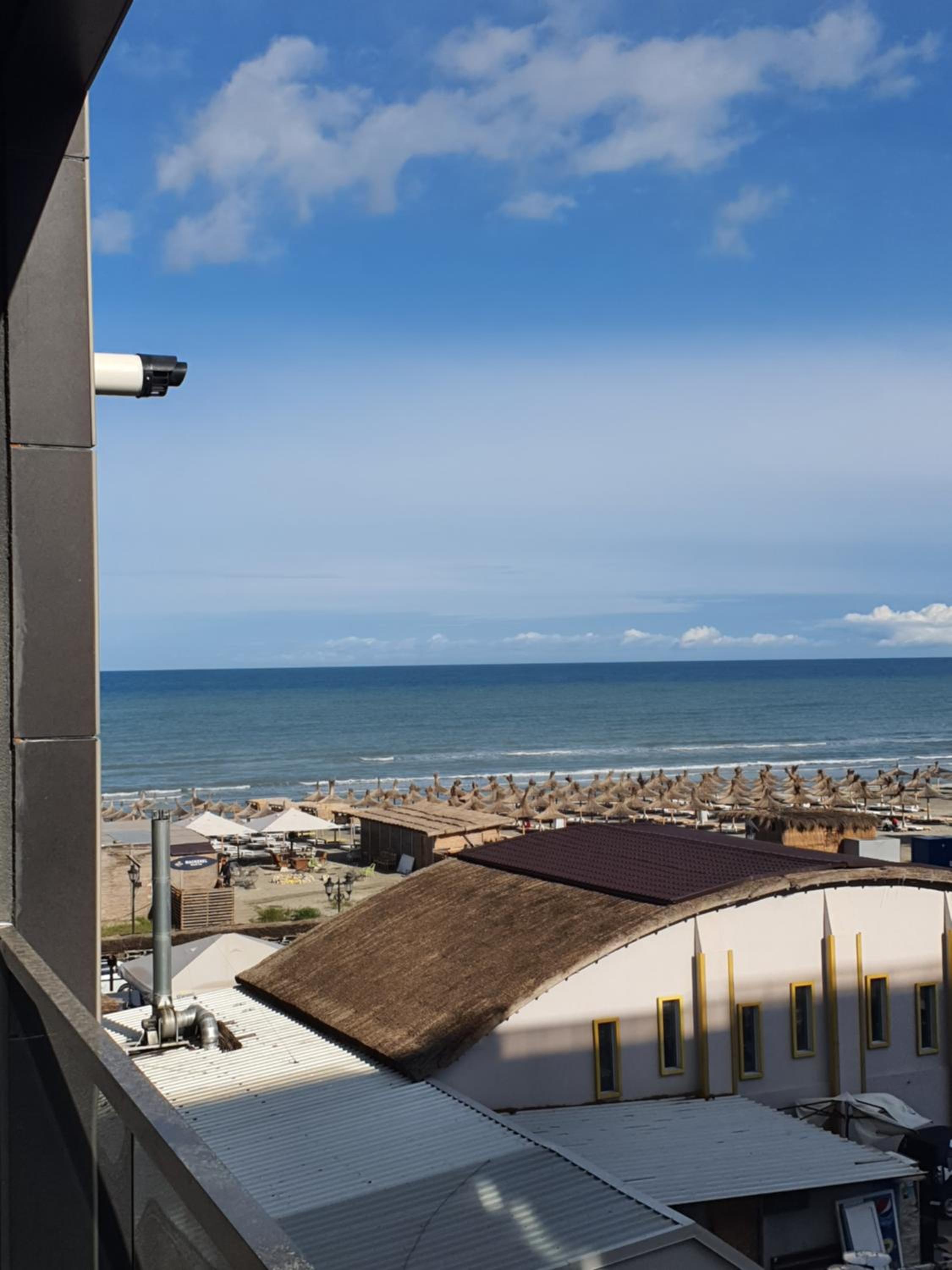 Apartament pe plaja cu vedere laterala la mare view 3