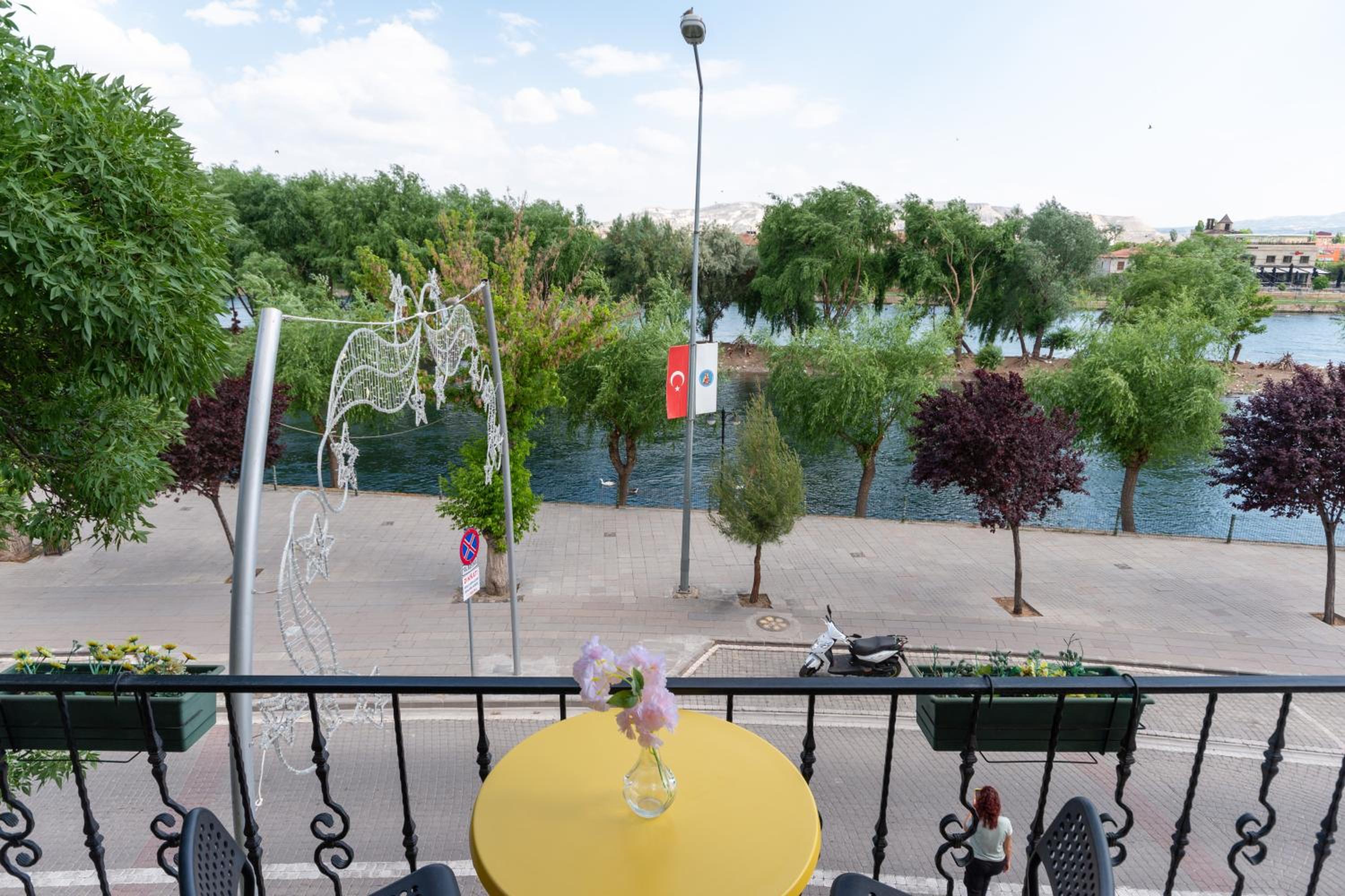 Lemon Cave Suites en Avanos — balance & terrace