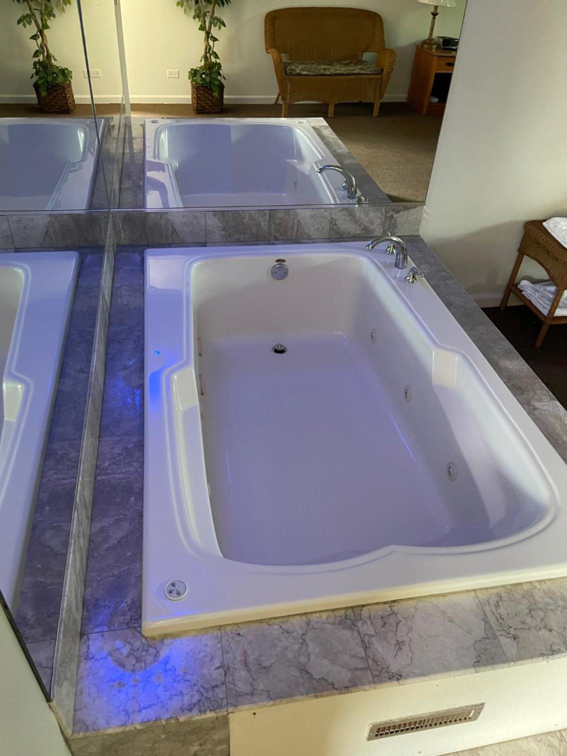VIBE INN - WHIRLPOOLS SUITES - Lyons 5