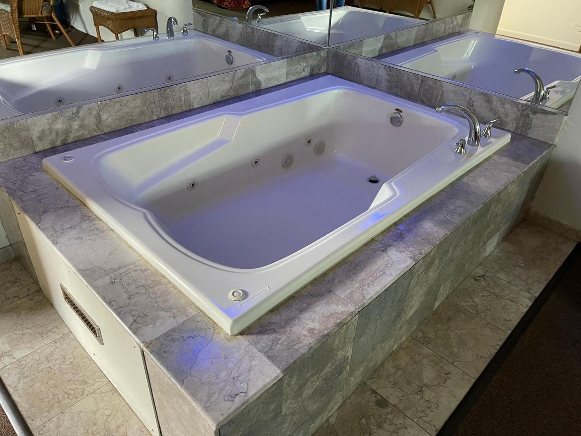 VIBE INN - WHIRLPOOLS SUITES - Lyons, photo 12
