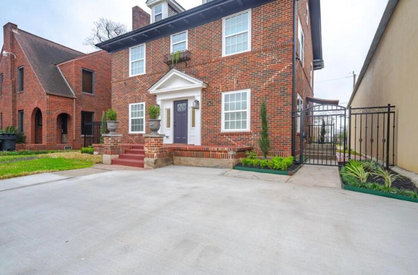 Unit 1 - Spacious & Renovated Apt Home in the City's Action