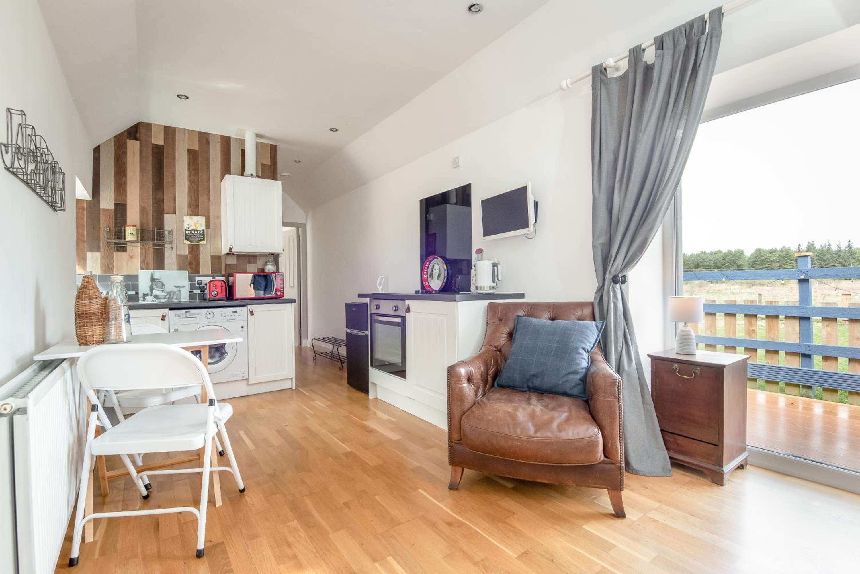 Redlands Country Lodge Apartments with Hot Tubs