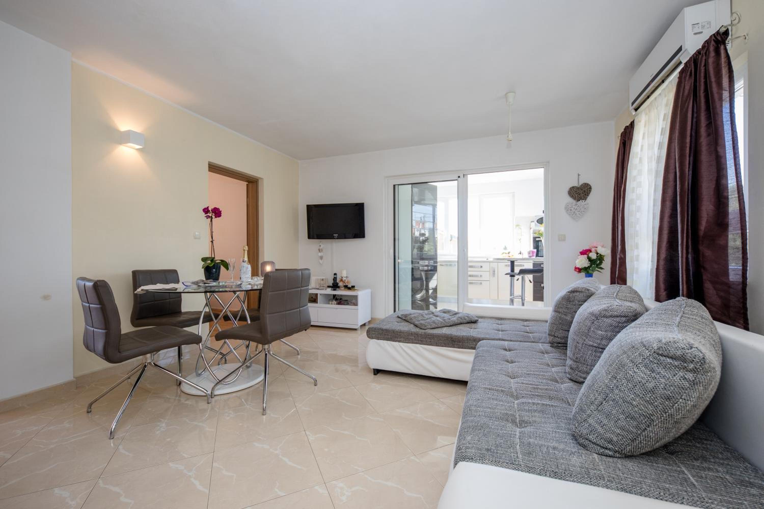 Apartments Sole en Rab — hotel room