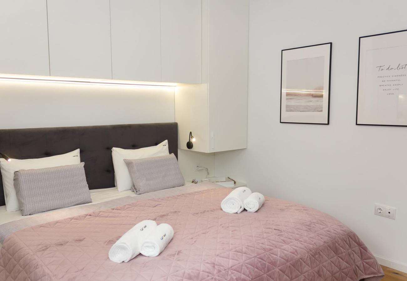 Sea&City Deluxe Apartment - Top Center Varna by Flat Mаnager