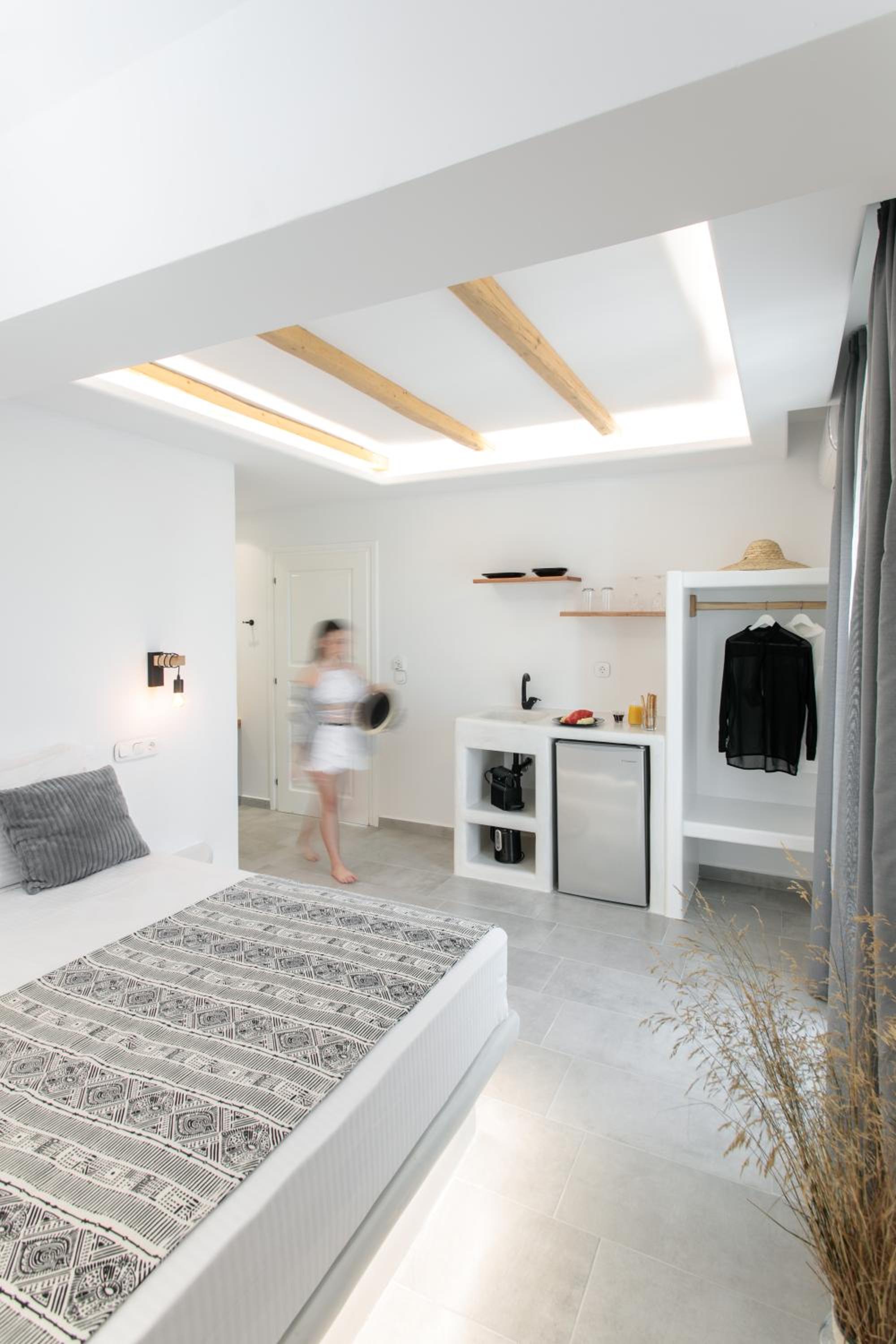 Iades Studios & Apartments