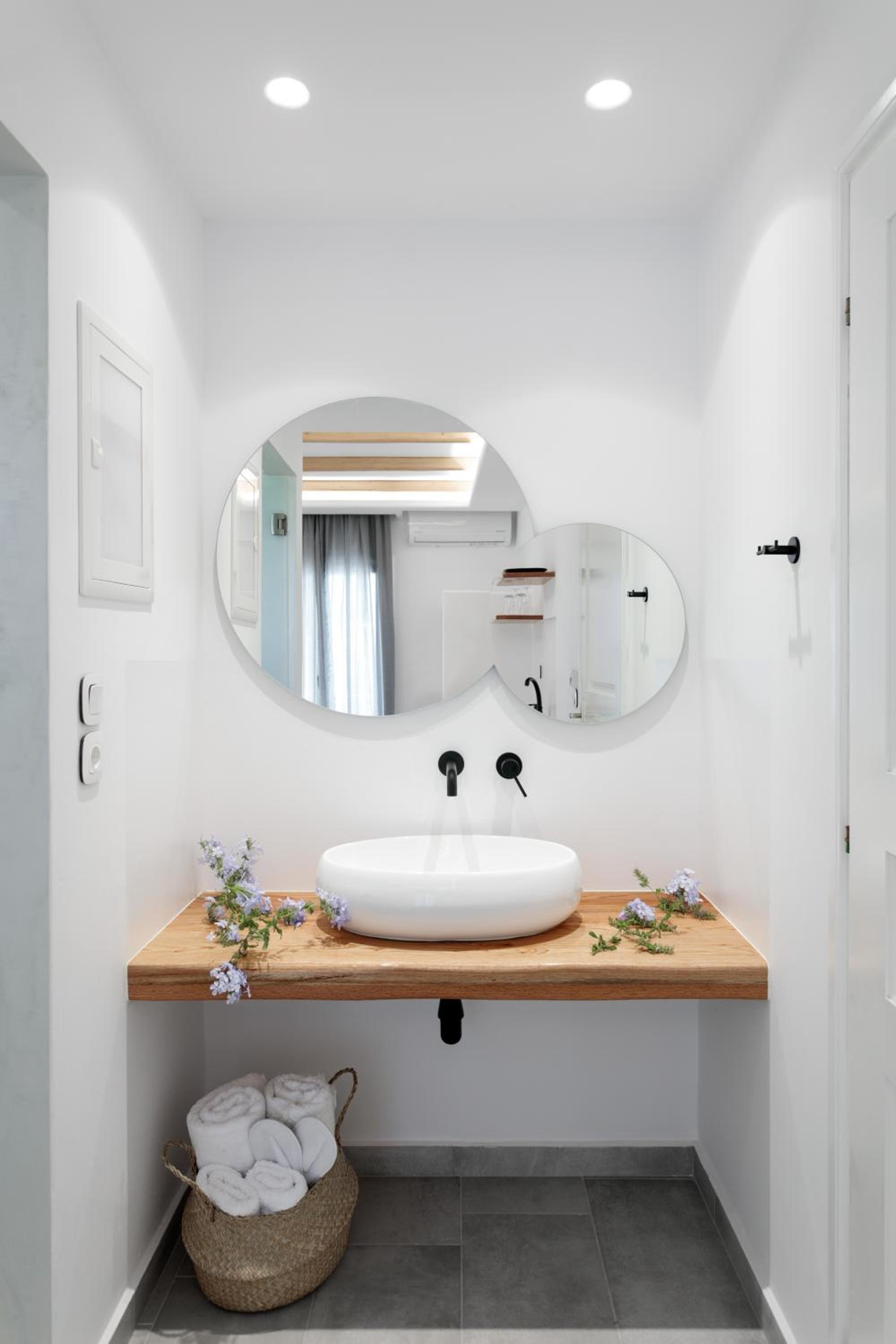 Iades Studios & Apartments