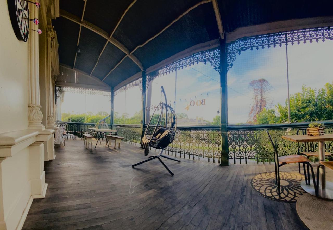 Treehouse Hideouts Balcony Apartment - Port of Echuca Townhouse