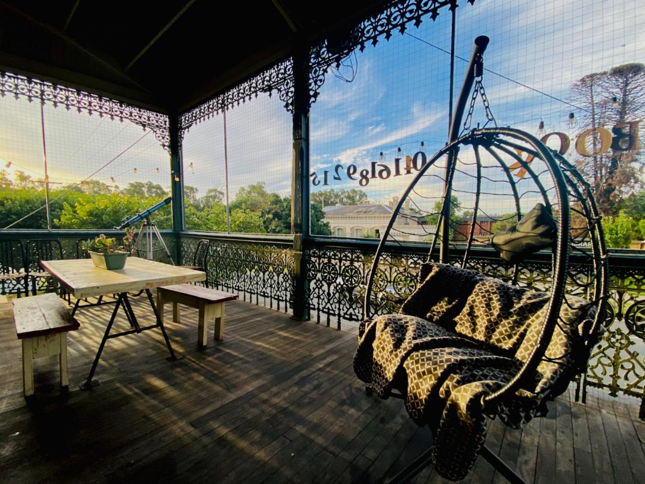 Treehouse Hideouts Balcony Apartment - Port of Echuca Townhouse