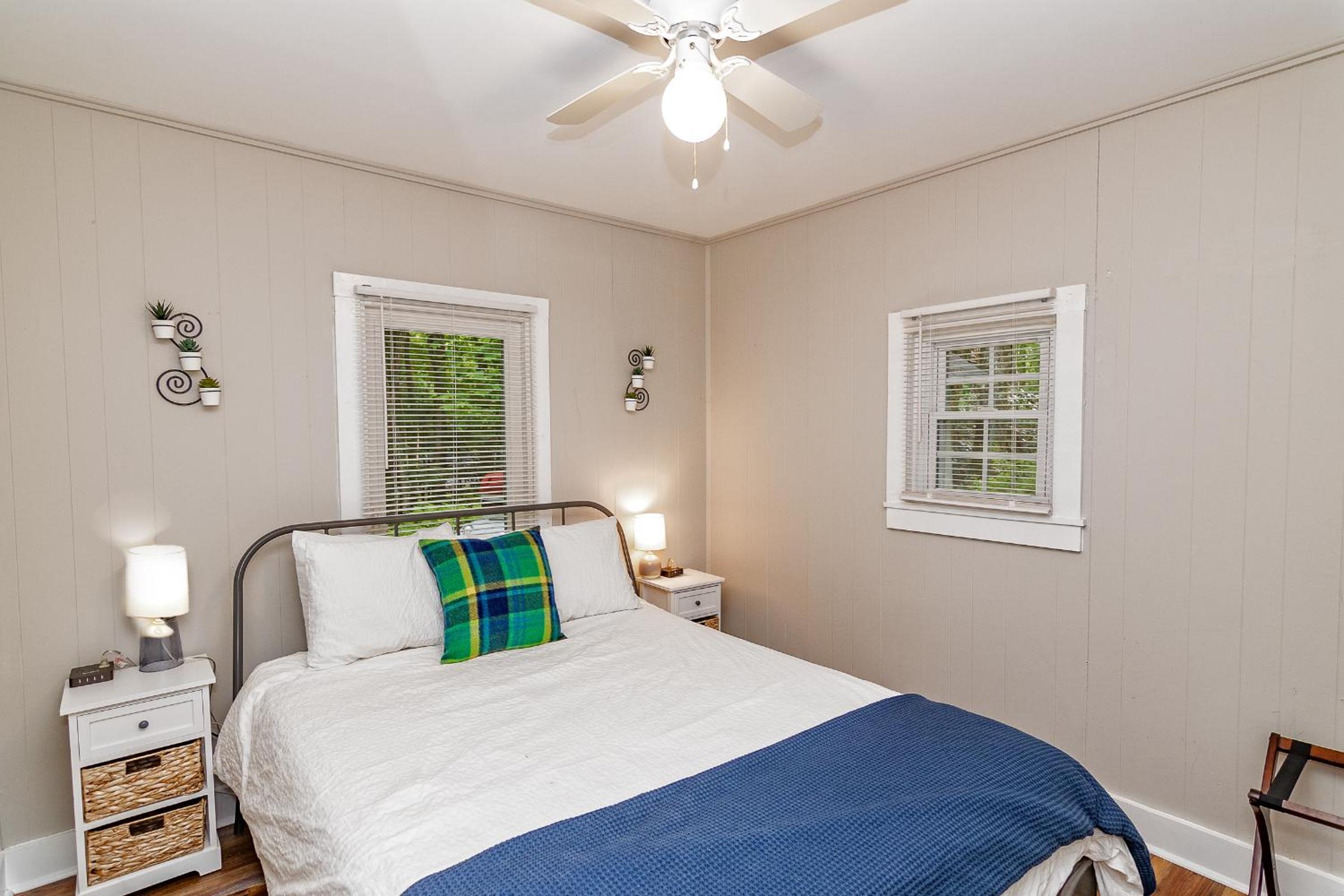 Camelback cottage - on ONE ACRE & near local attractions view 5