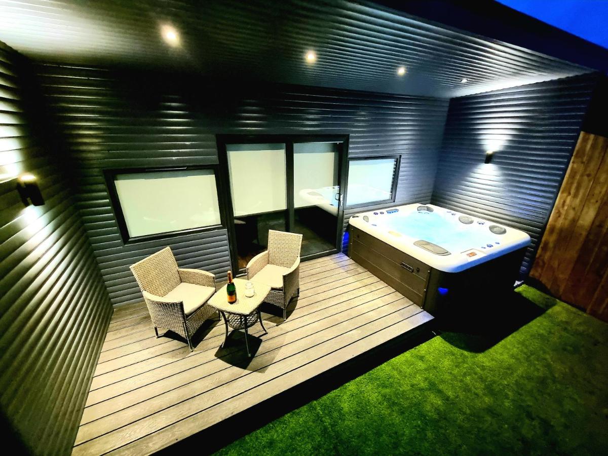 Yaseva Lodge, Stylish Country Retreat for 2, Hot Tub, Exceptional Views! view 2