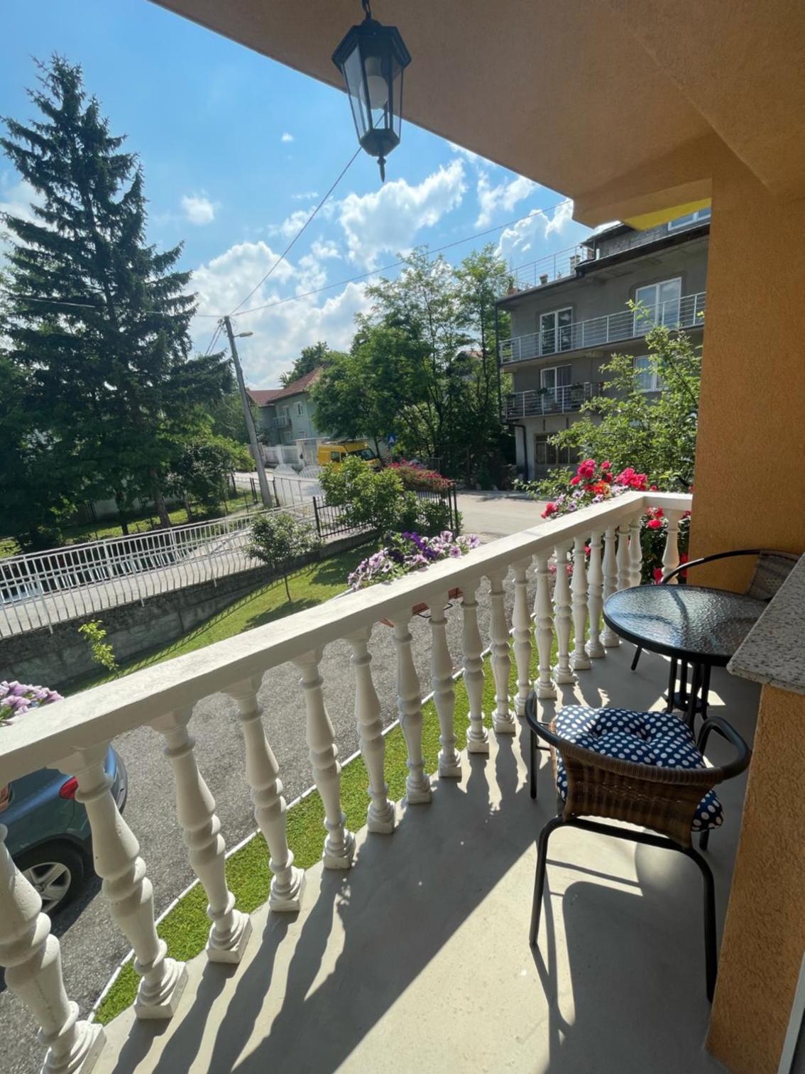 Sunny Garden Apartment
