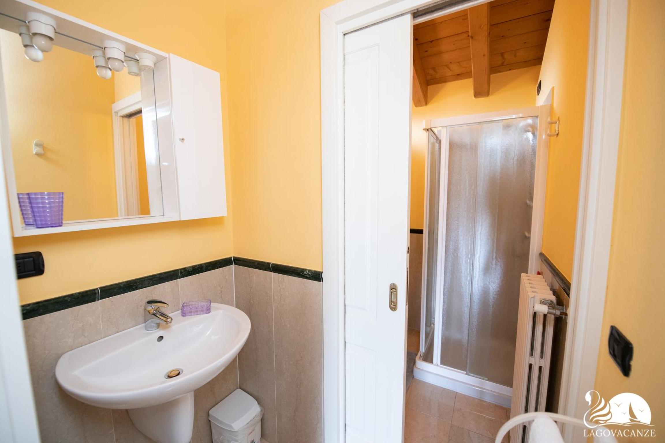 Feeling House en Salò — bathroom