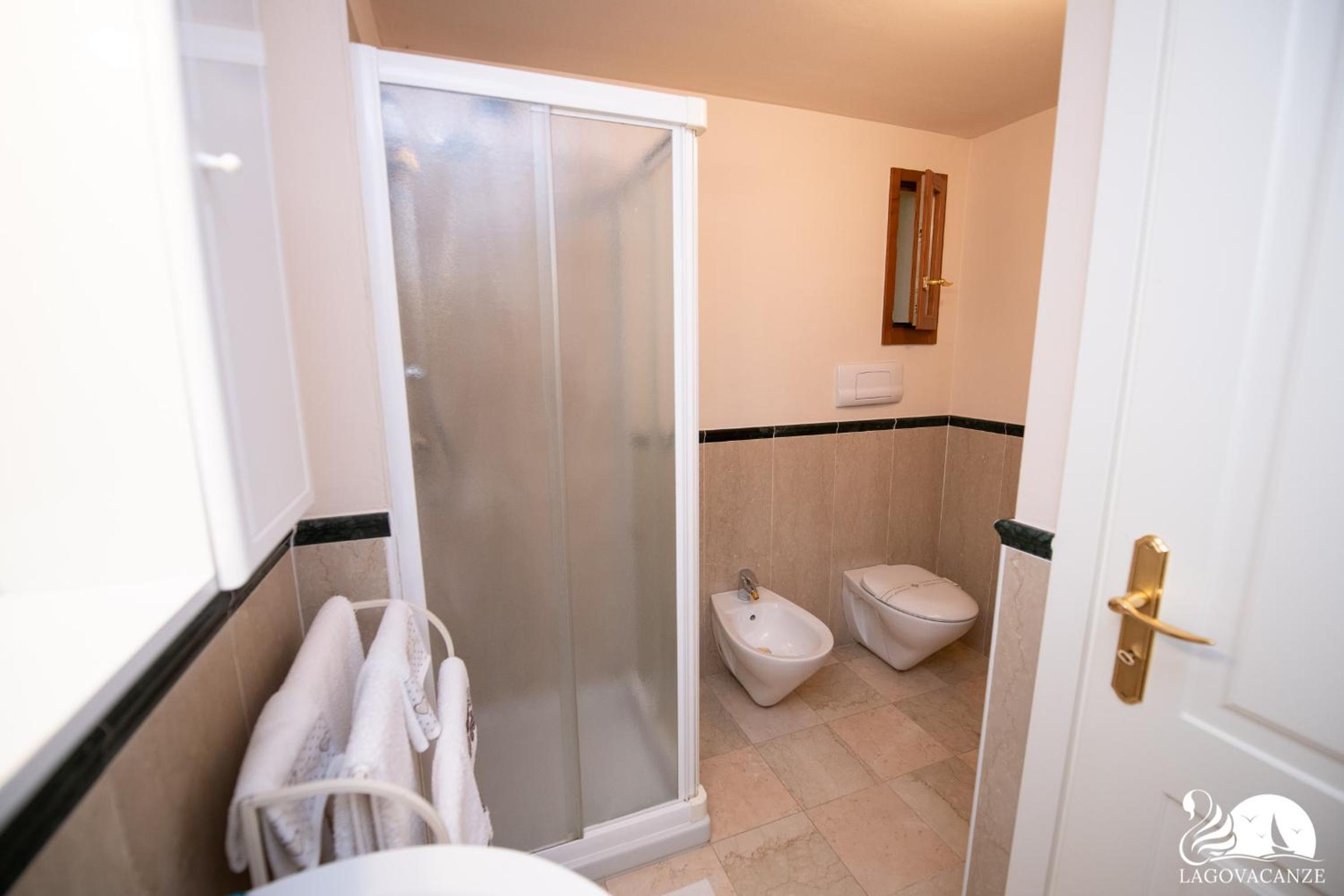 Feeling House en Salò — bathroom