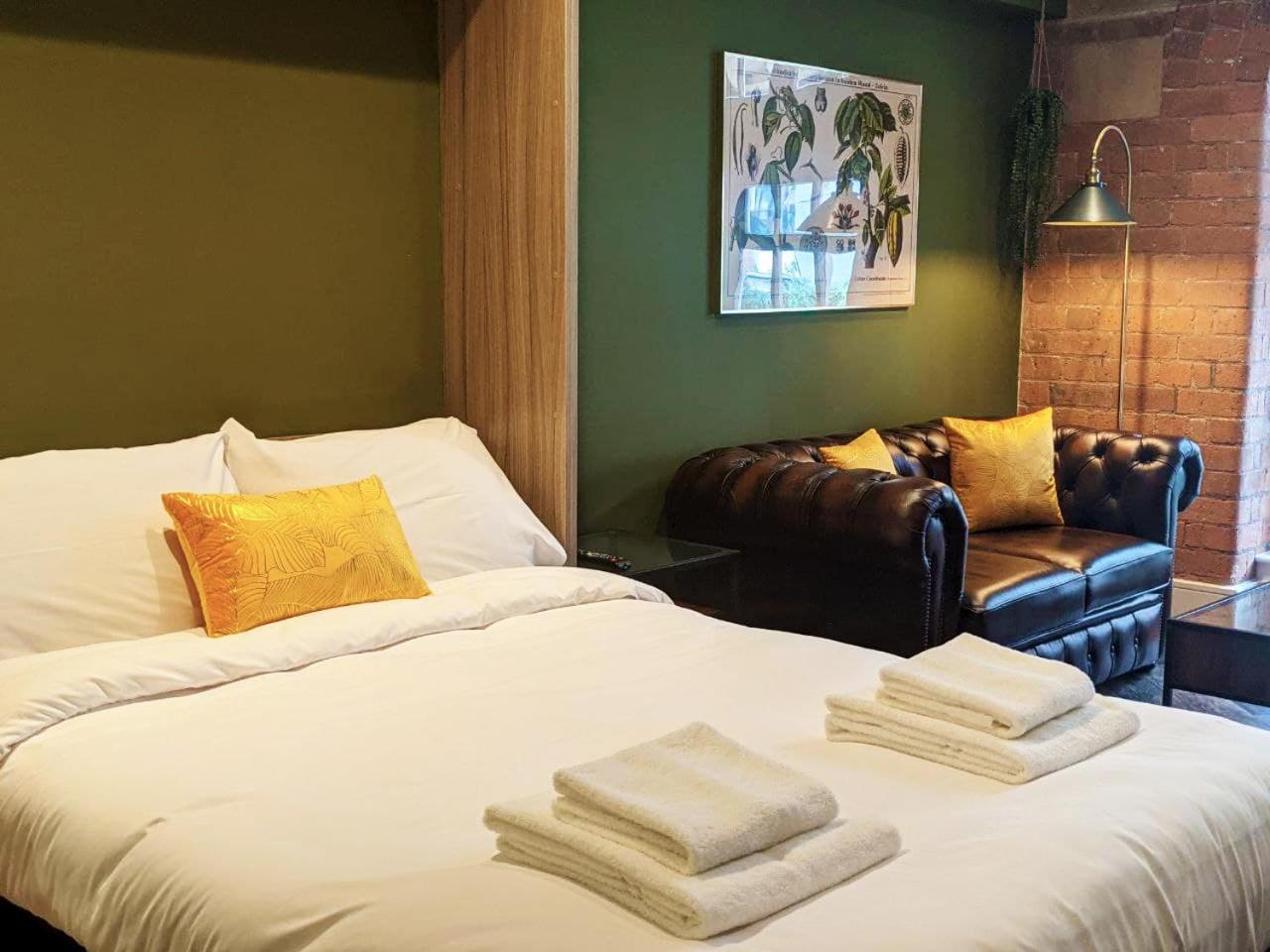 The Botanist's Hideout - Luxury Retreat with Parking view 2