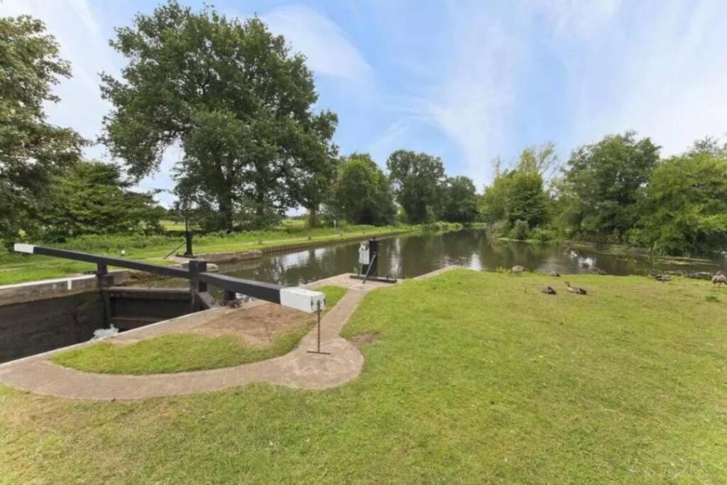 Detached House Work Holiday Relax Private Parking Nature 10miles away from Heathrow Airport