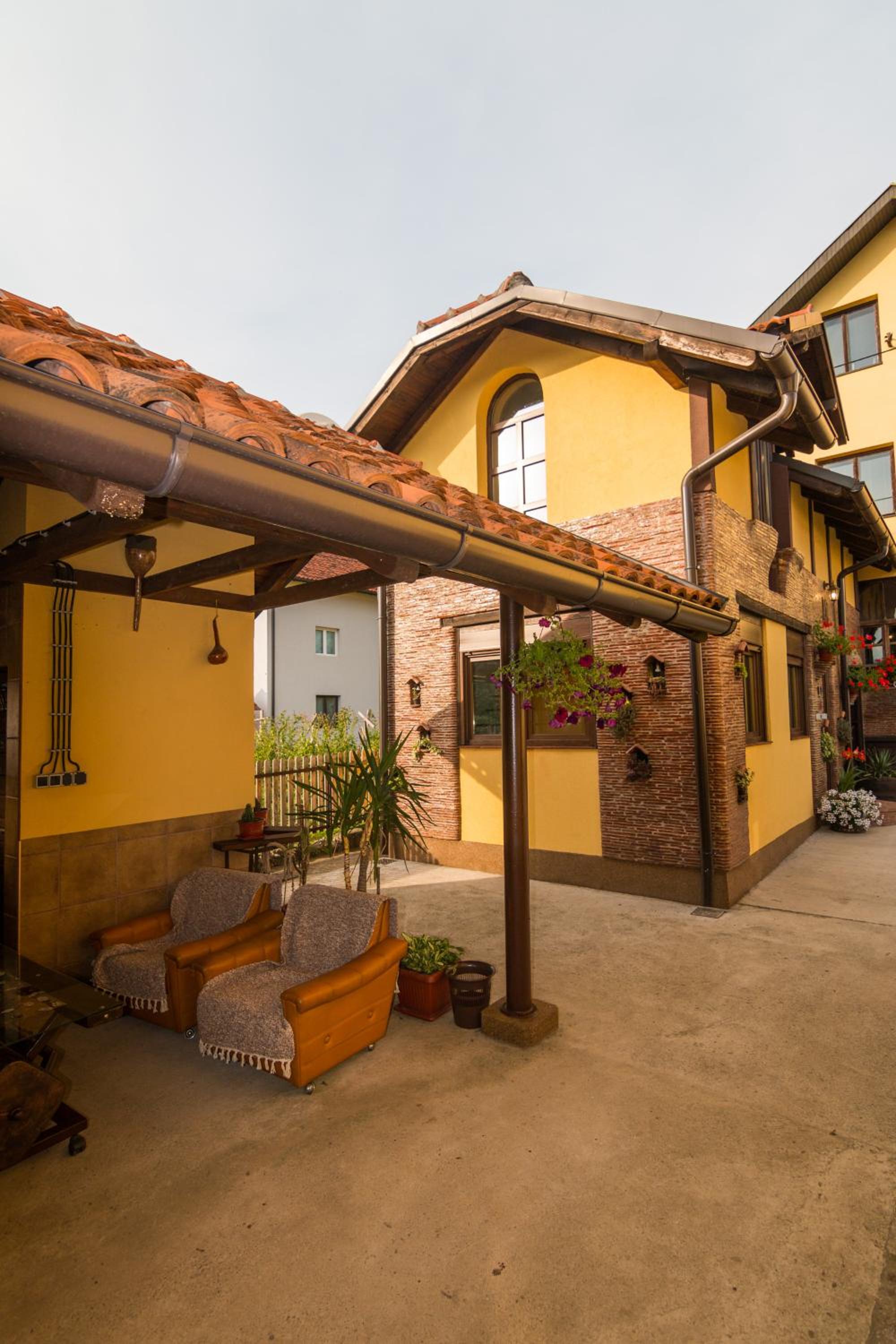 BRICK APARTMENT