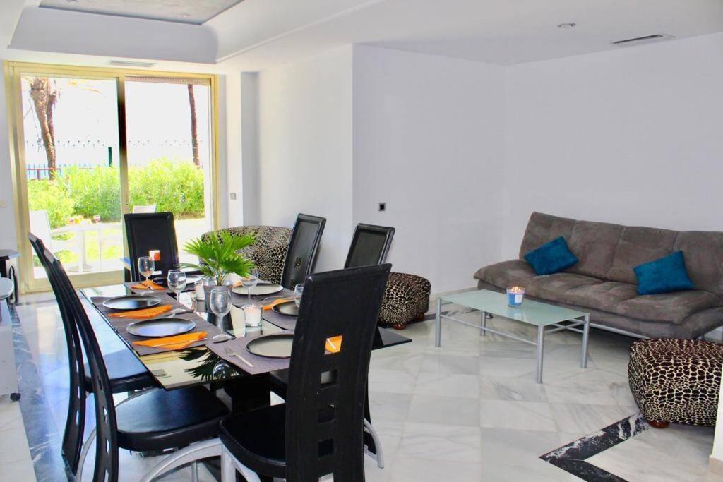 Puerto Banus Luxury Beachfront Apartment D view 3