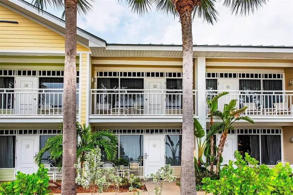 Hotel Manatee, Studio202, Beach Steps Away! Pool+wifi