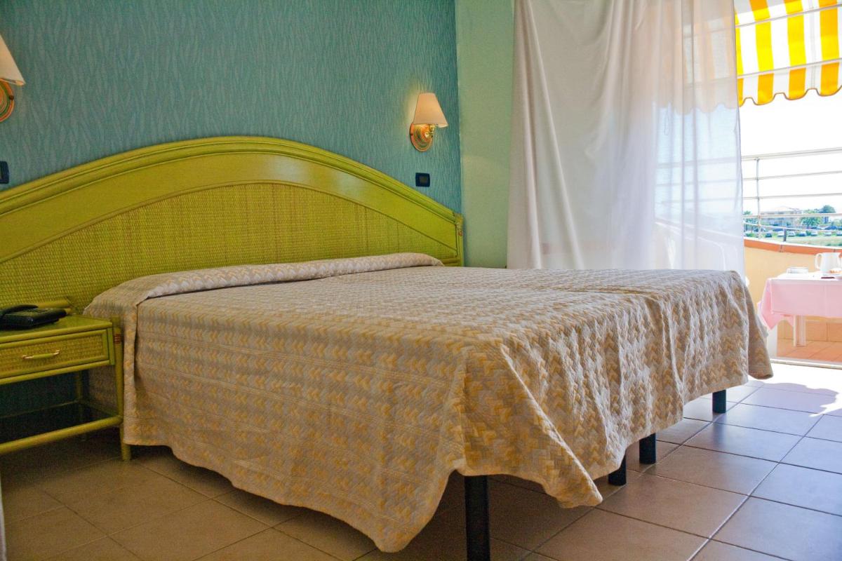 Hotel Rivadoro-Spiaggia ombrellone e lettini-Piscina-Parcheggio