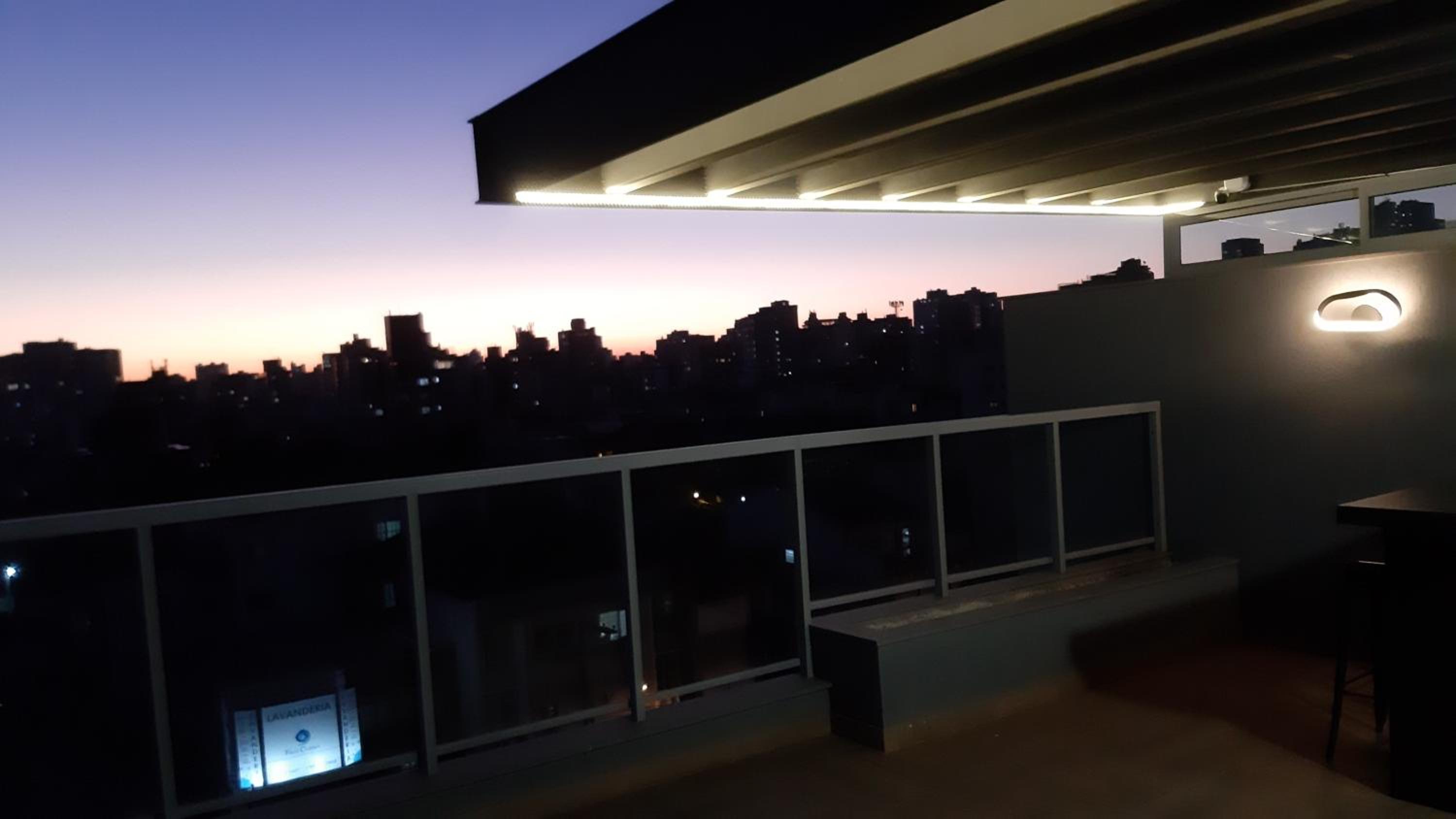Studio contemporâneo em prédio novo