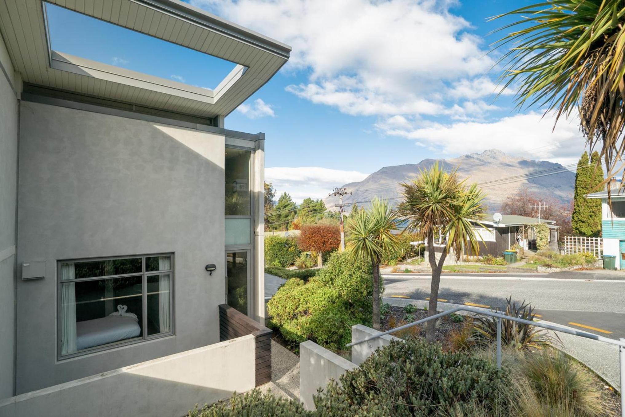 Lomond Retreat - Near CBD Executive Apartment view 2