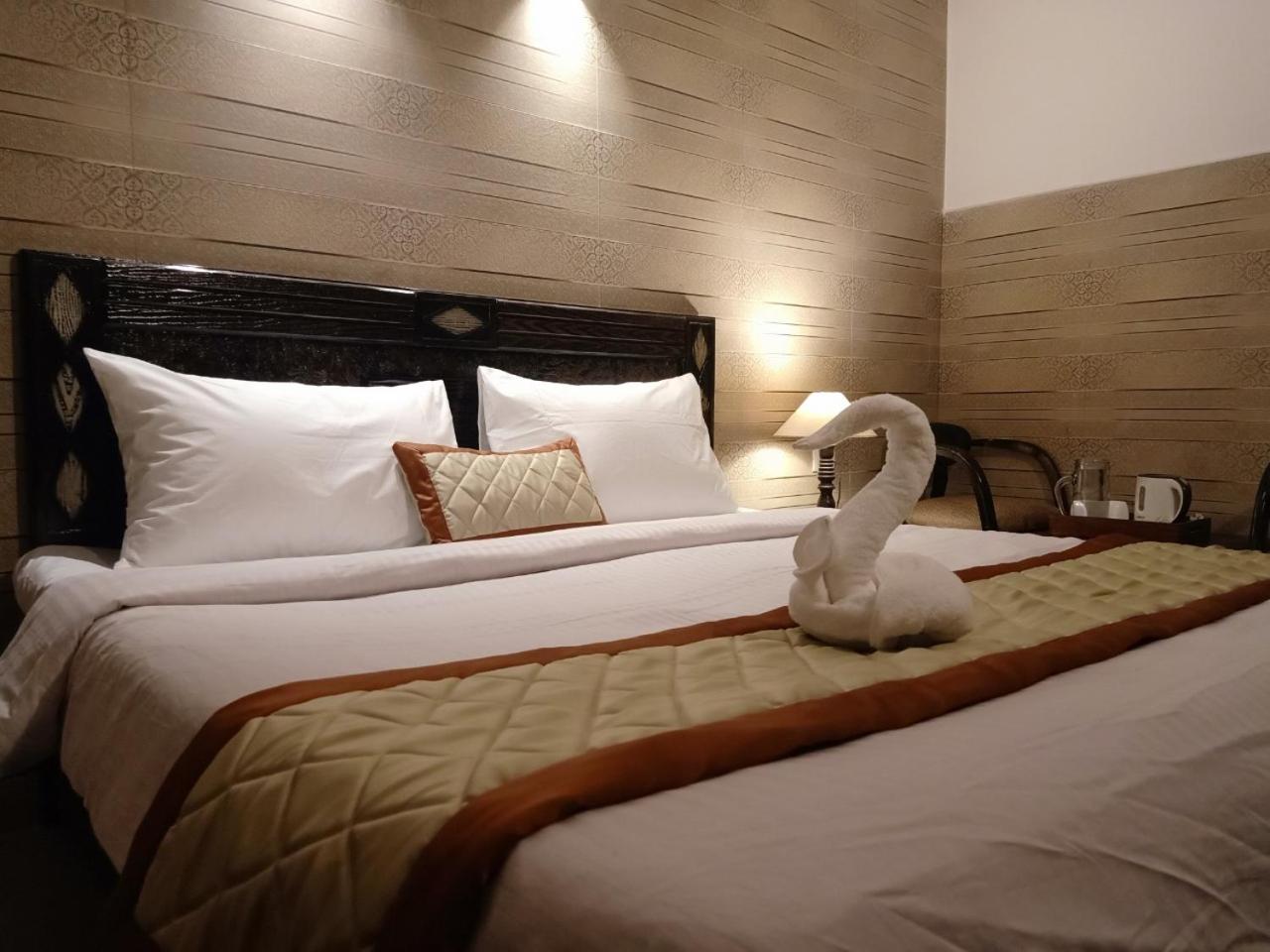 New Orange Tree Classic Fall in Mussoorie with pool & parking view 5