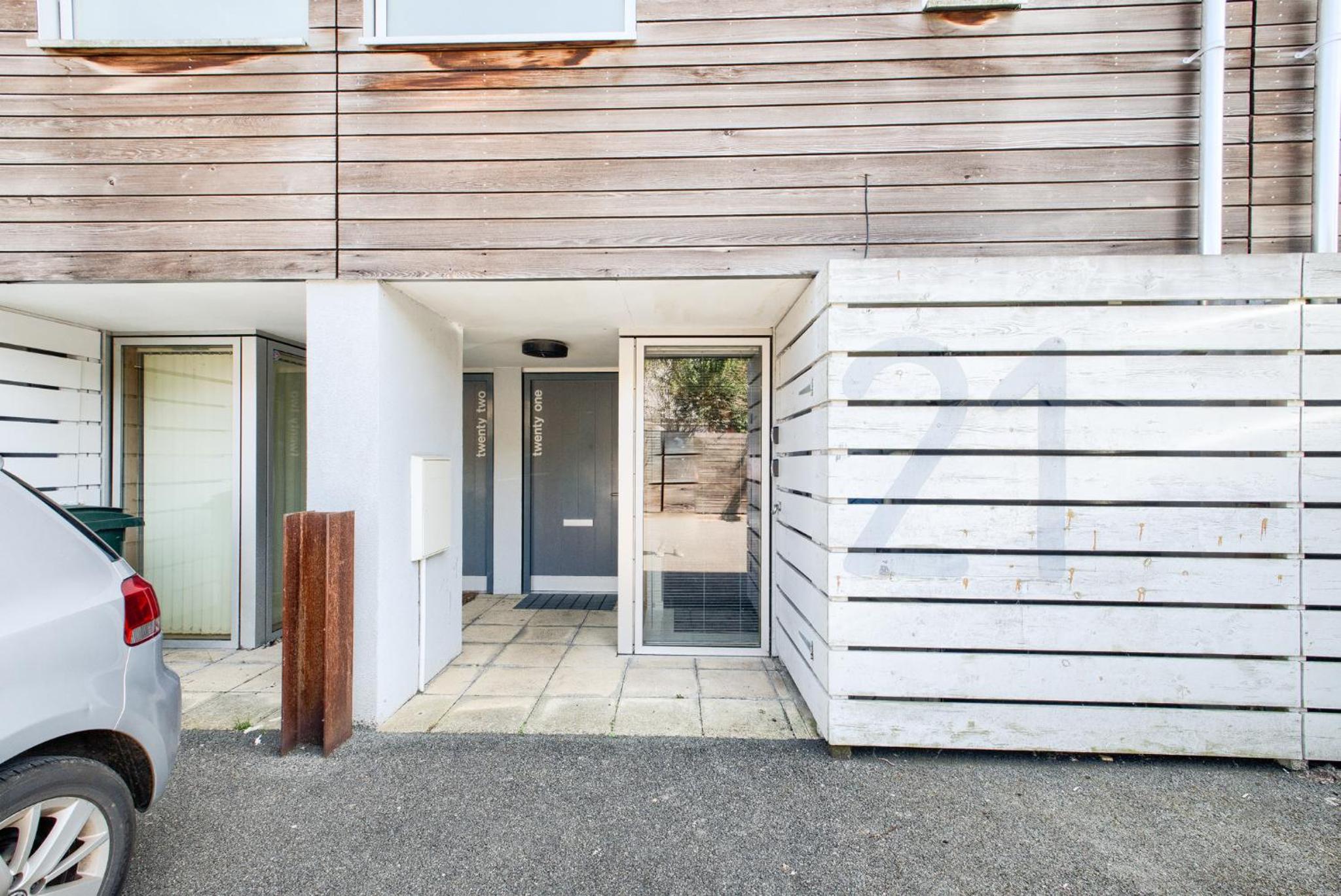Coventry Luxury Townhouse City Centre Private Parking Sleeps 9 by EMPOWER HOMES view 4