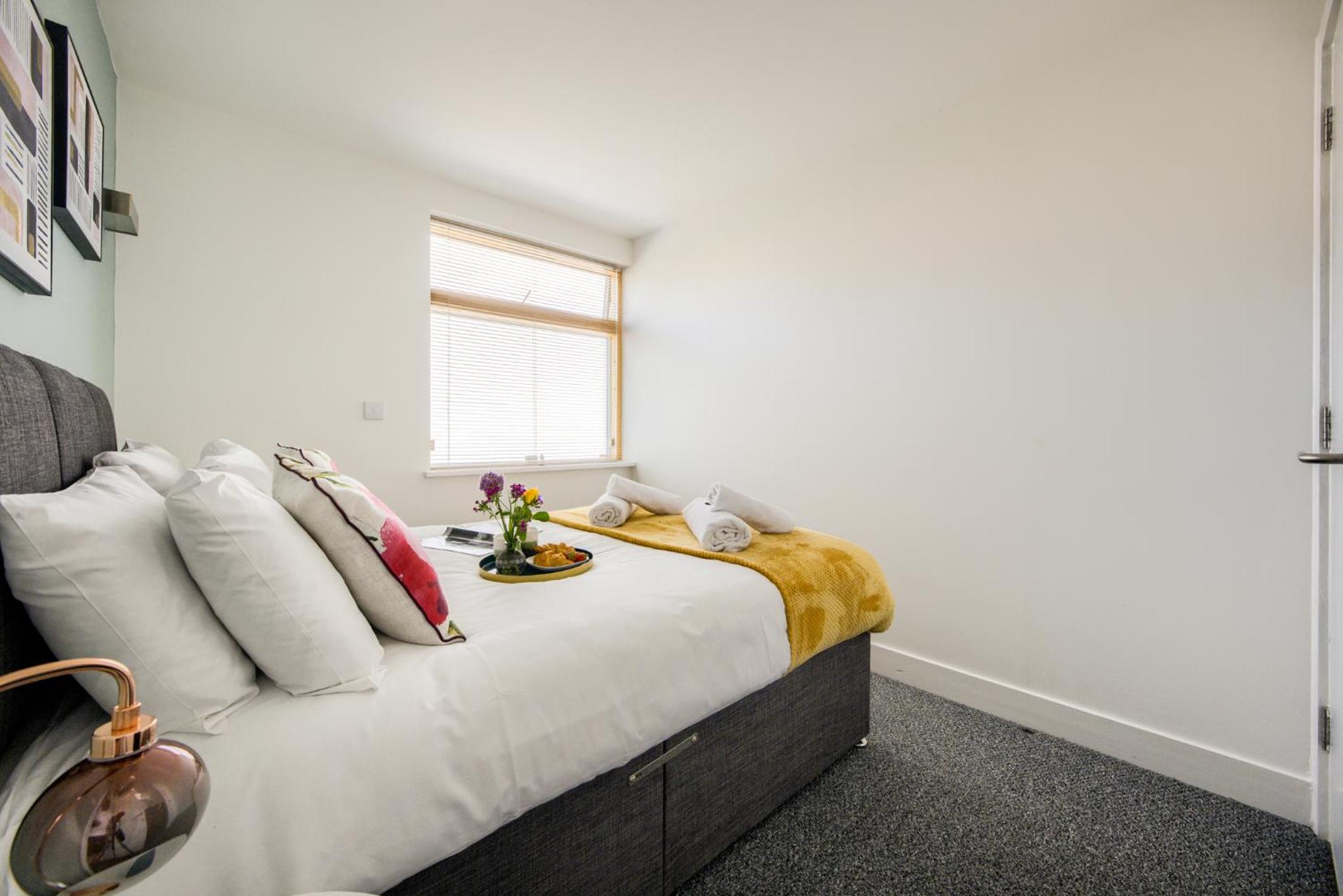 Coventry Luxury Townhouse City Centre Private Parking Sleeps 9 by EMPOWER HOMES view 2