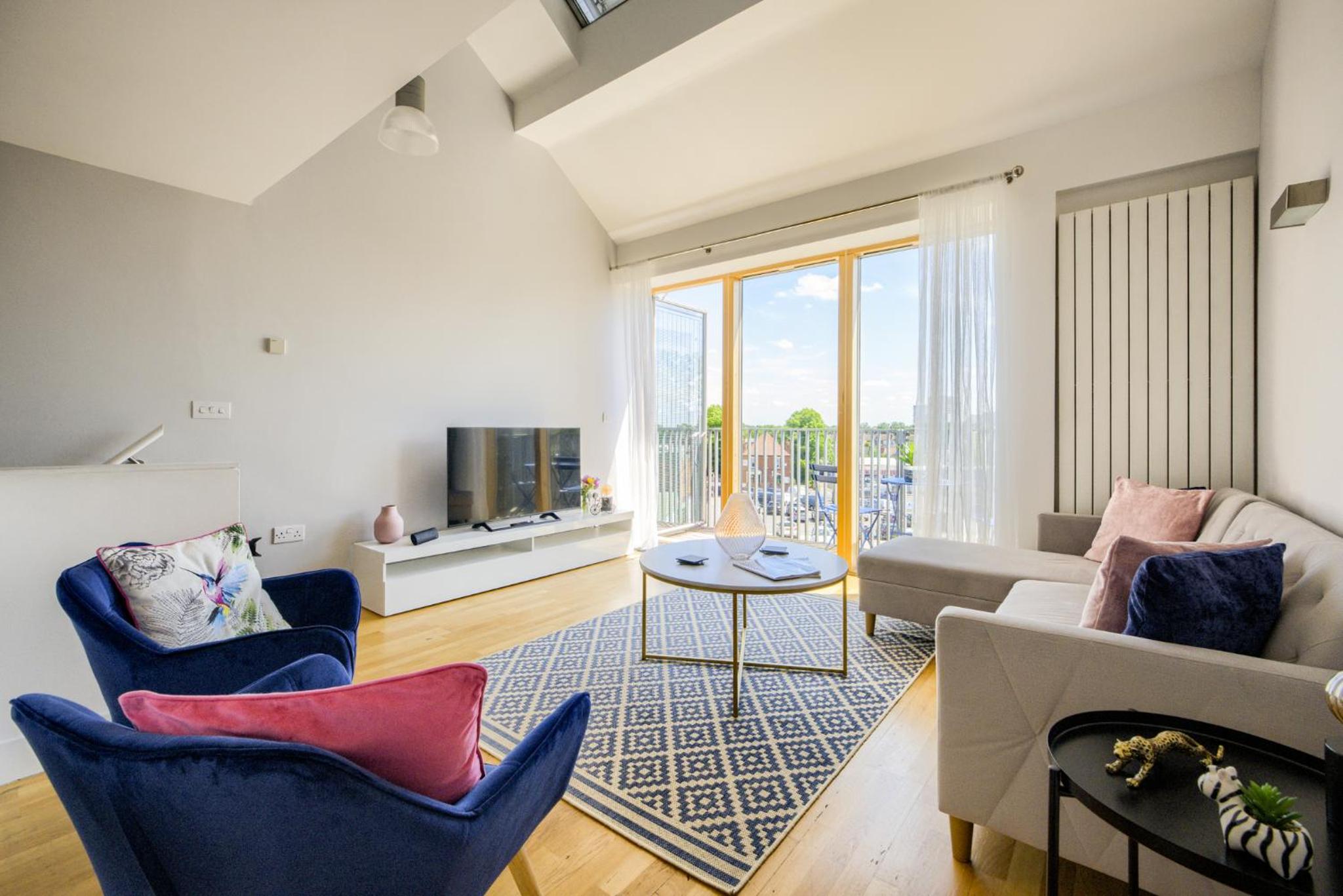 Coventry Luxury Townhouse City Centre Private Parking Sleeps 9 by EMPOWER HOMES view 5