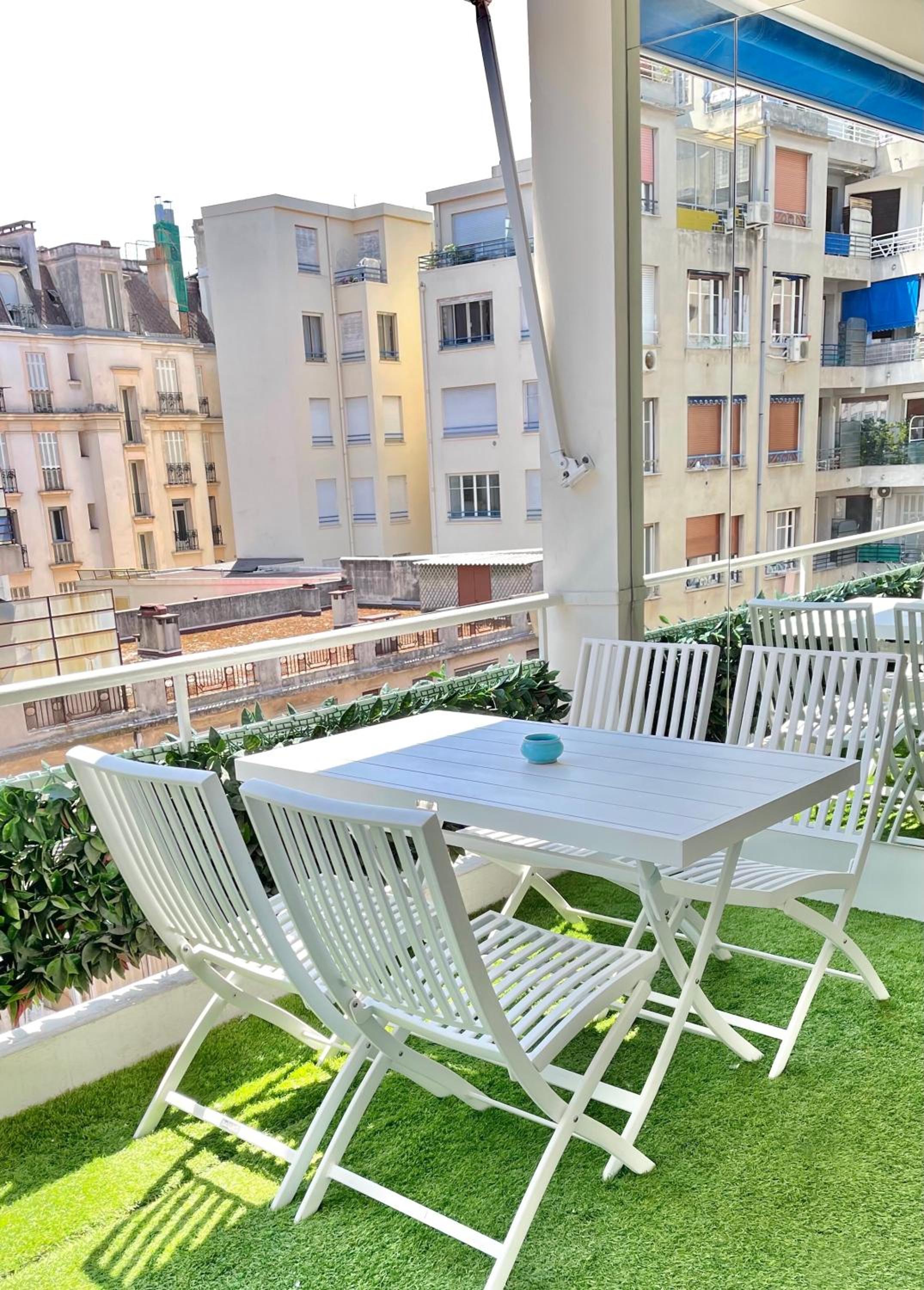 Luxurious 2 Bedrooms Apartment, 30 meter from beach photo 4