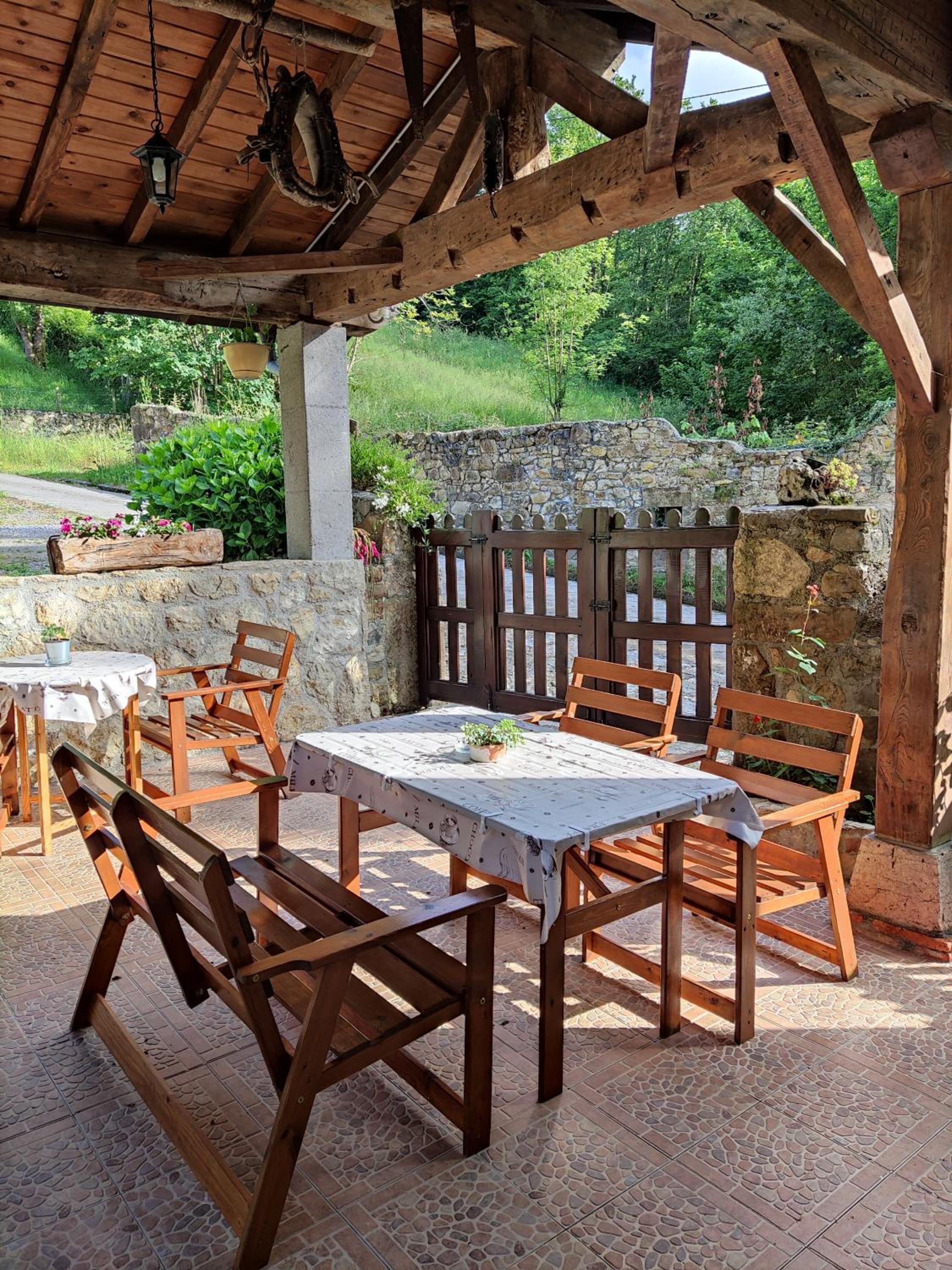 Apartamentos Rurales La Caviana