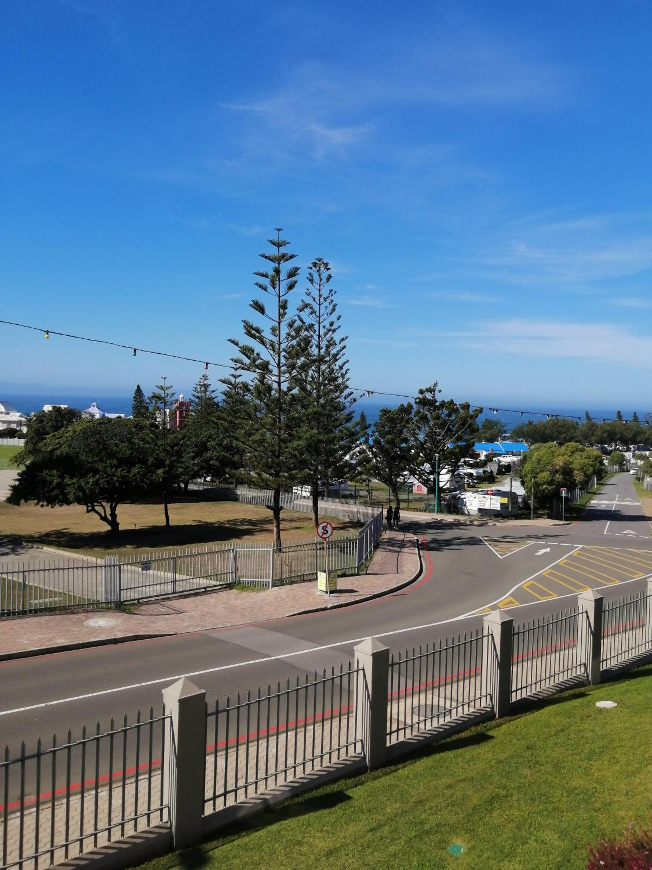 2-Bedroom Apartment within 1km of The Point Beach view 4
