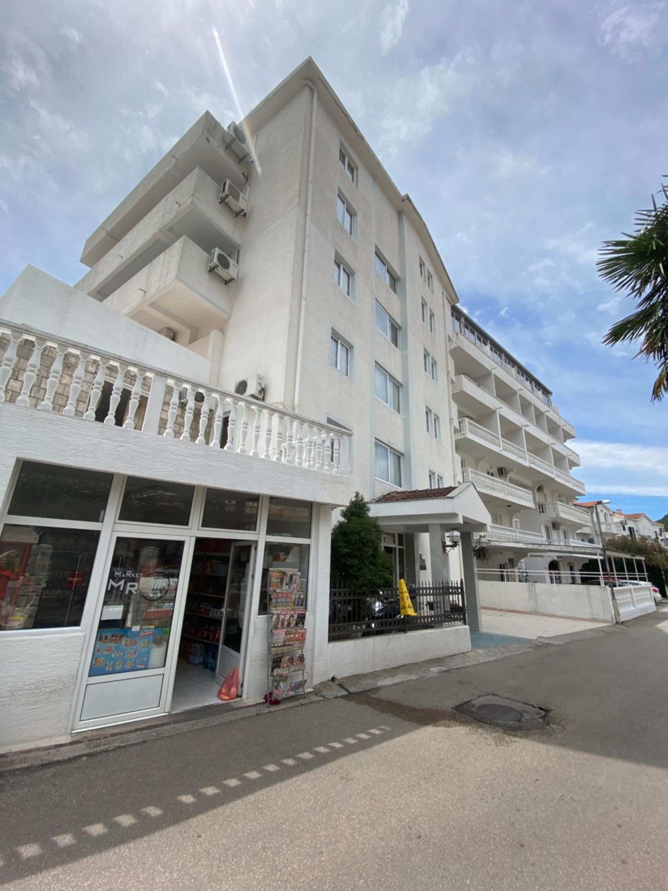 Hotel Azzuro apartments Budva - Image 1