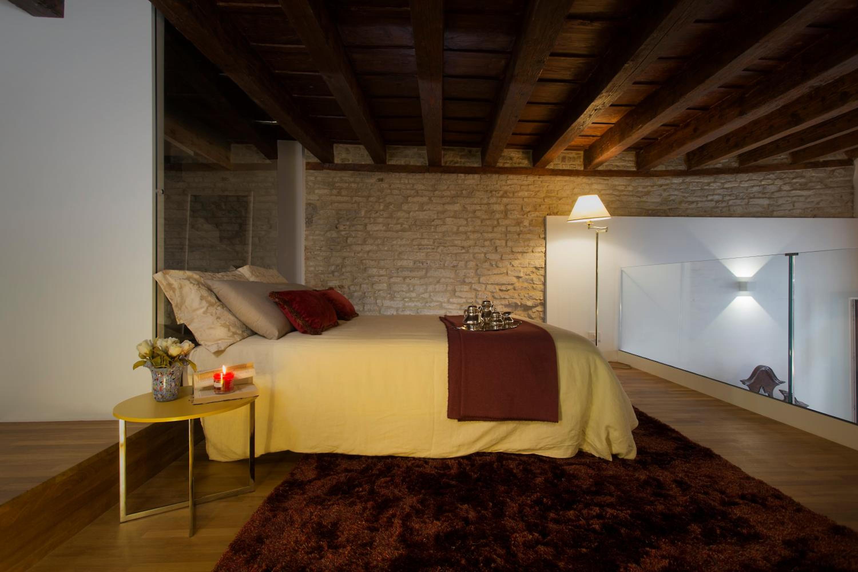 ItaliaHaus - Ca' Olivo loft with canal view in Rialto Venice